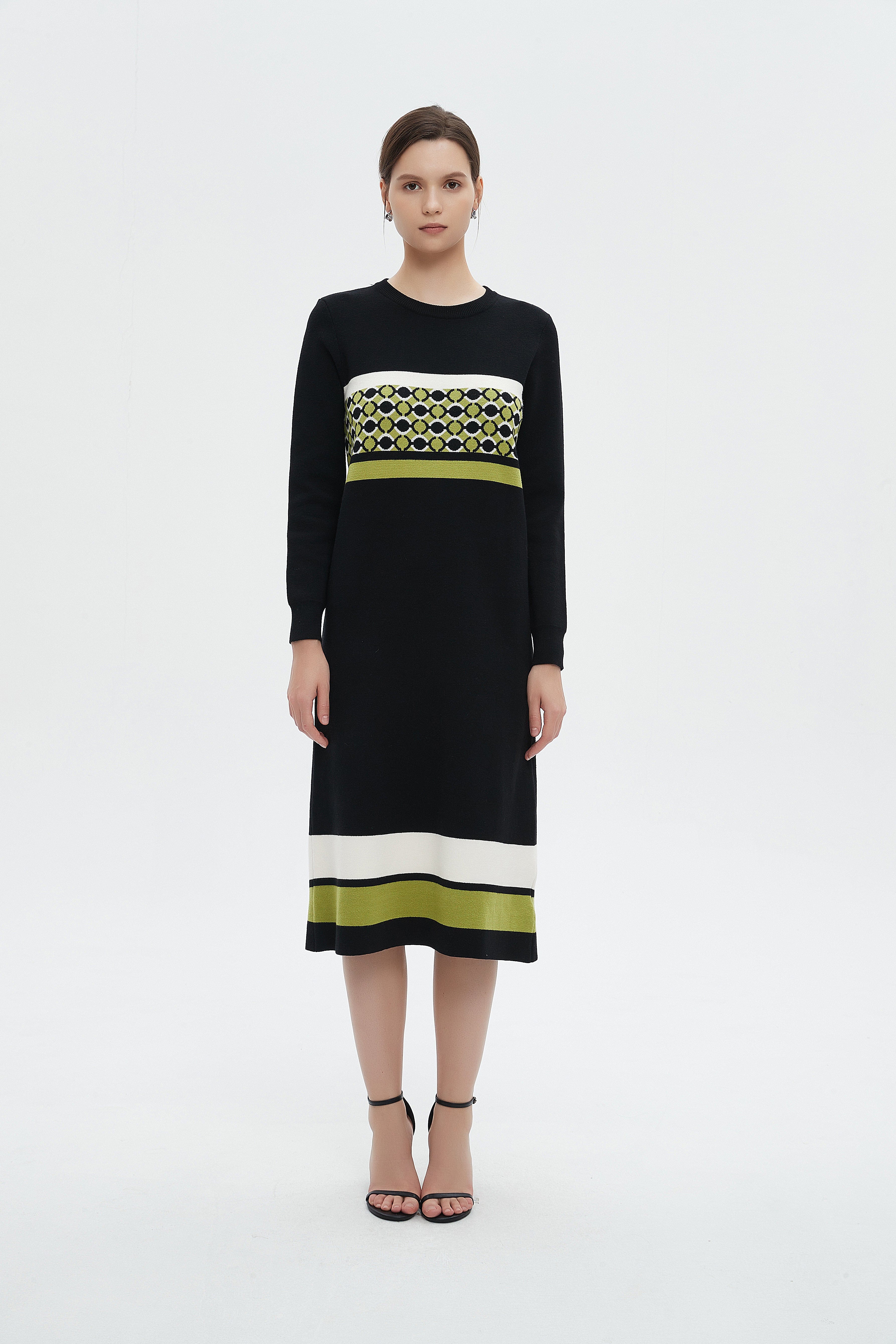 ميكا فستان شتوي ميدي بكم طويل ونقشة على الصدر