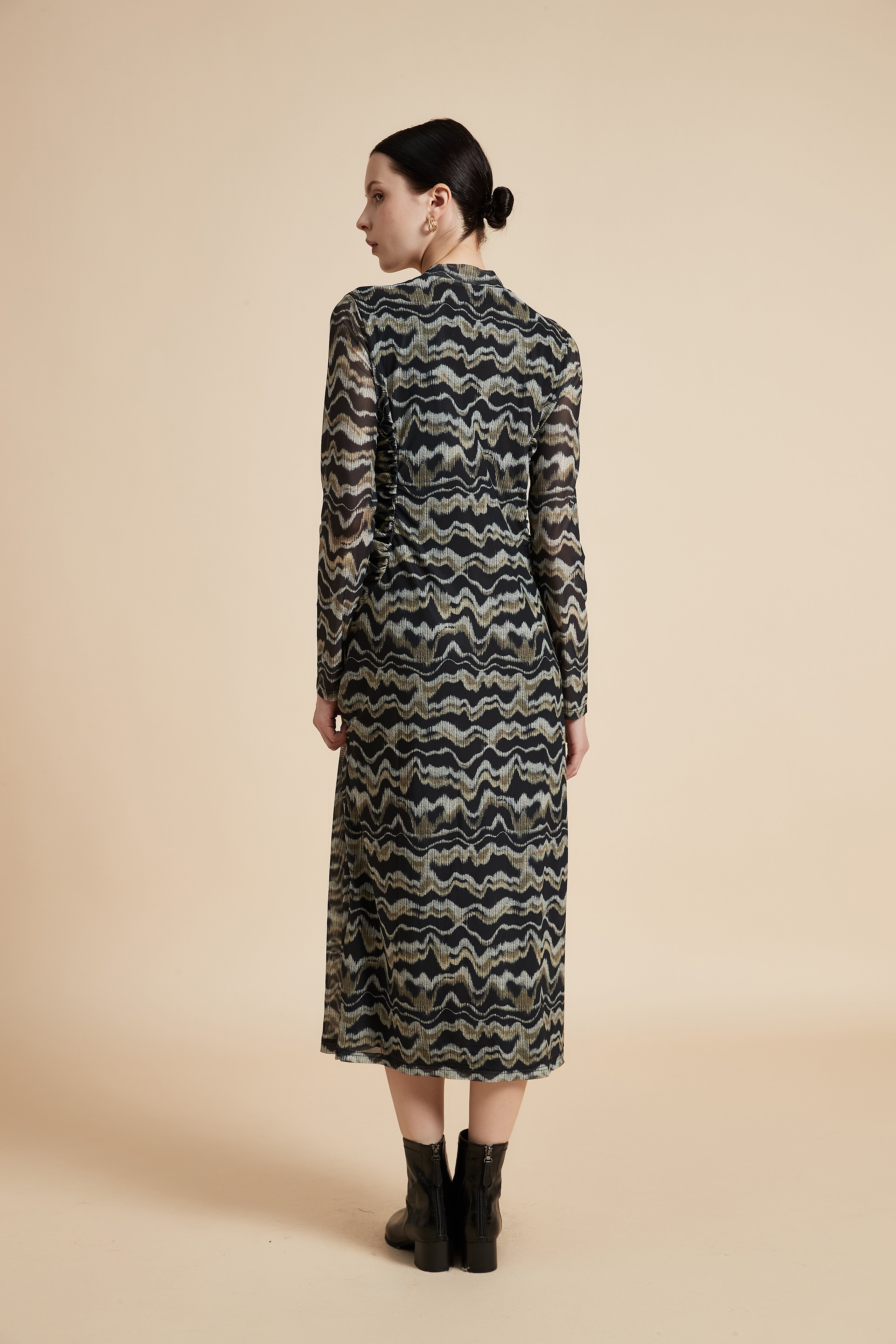 صورة فستان ميدي بكم طويل منقوش بلون متعدد الألوان من يولا