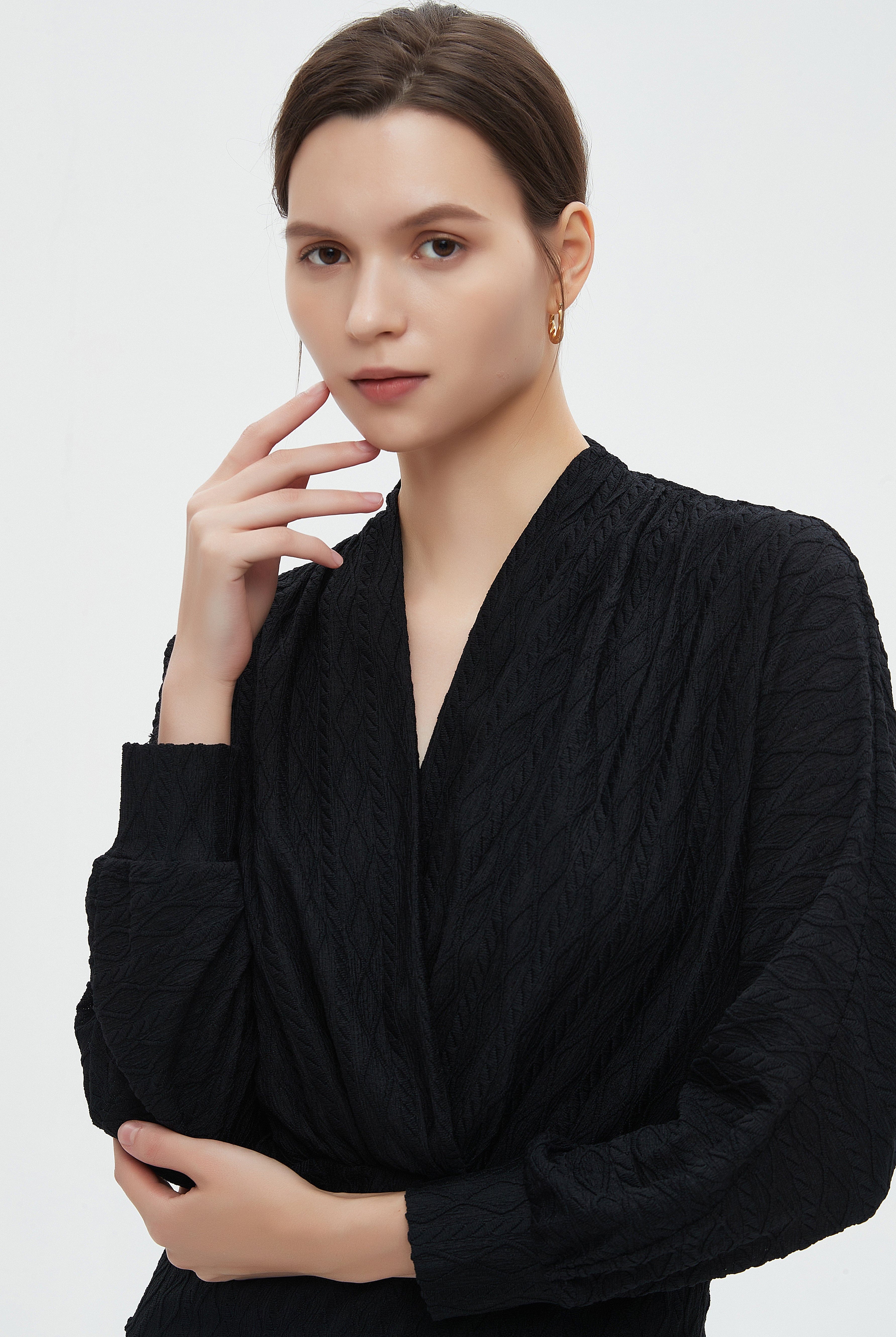 ميكا بلوزة نسائية بأكمام طويلة وفتحة صدر