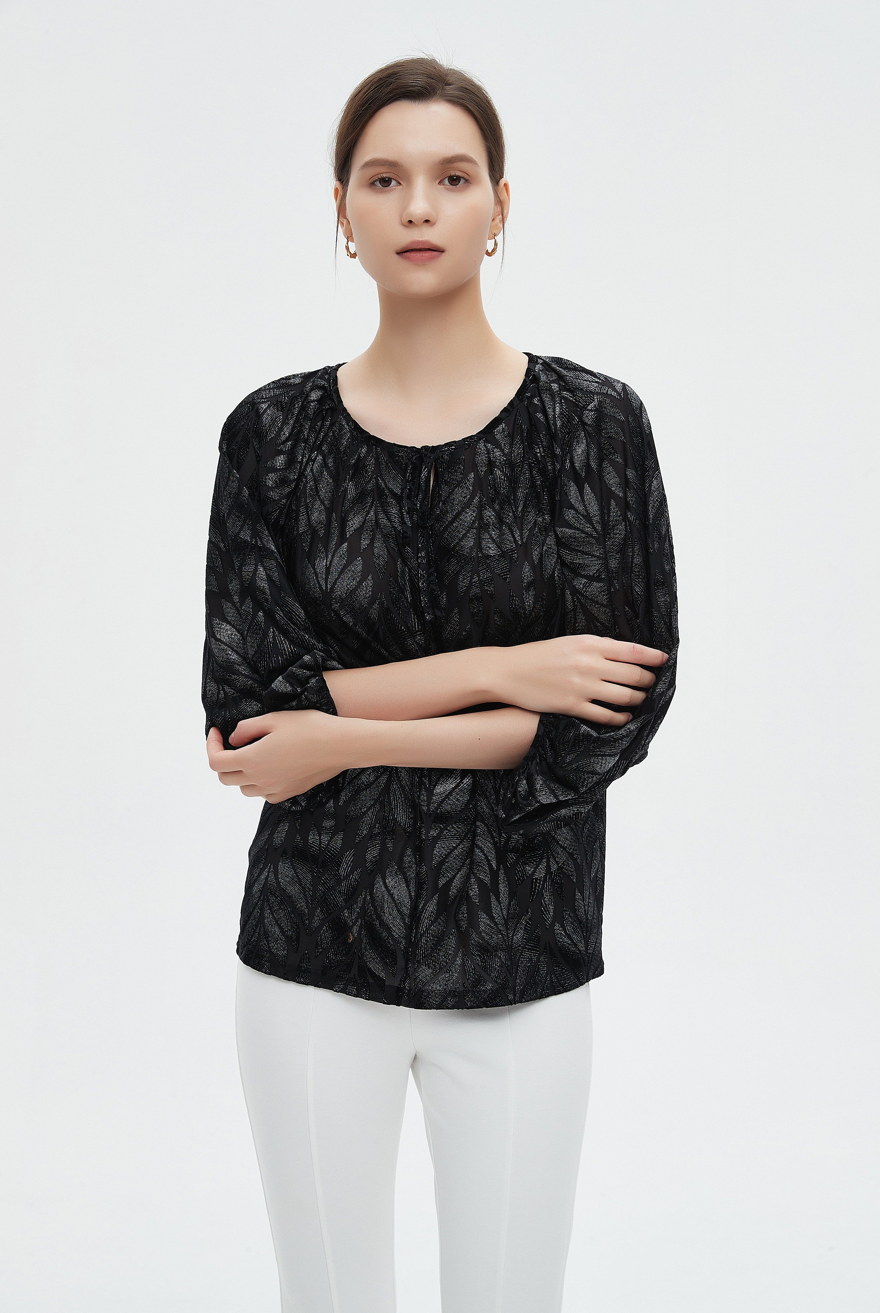 ميكا بلوزة نسائية مشجرة بكم 3/4 ورقبة دائرية