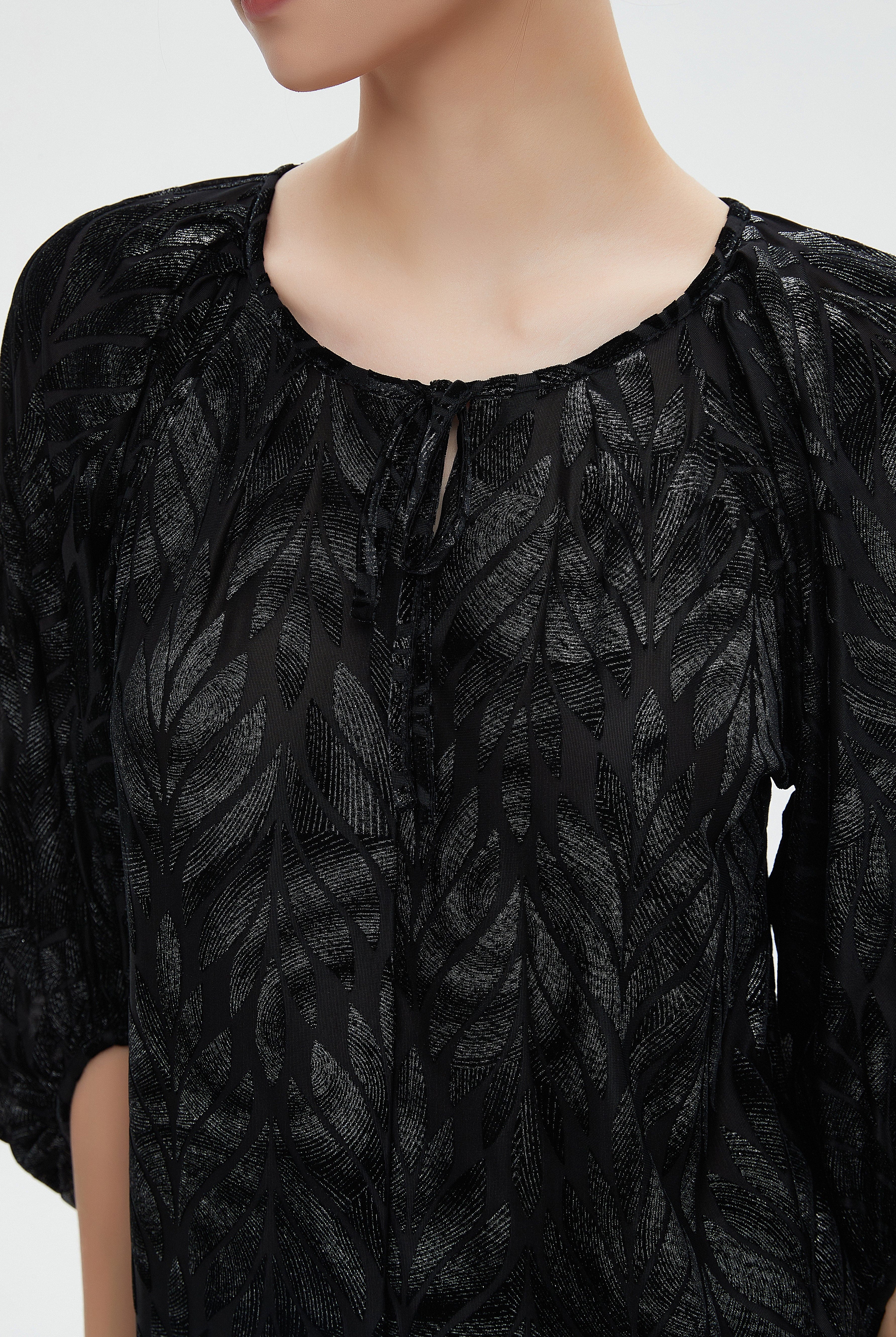 ميكا بلوزة نسائية مشجرة بكم 3/4 ورقبة دائرية