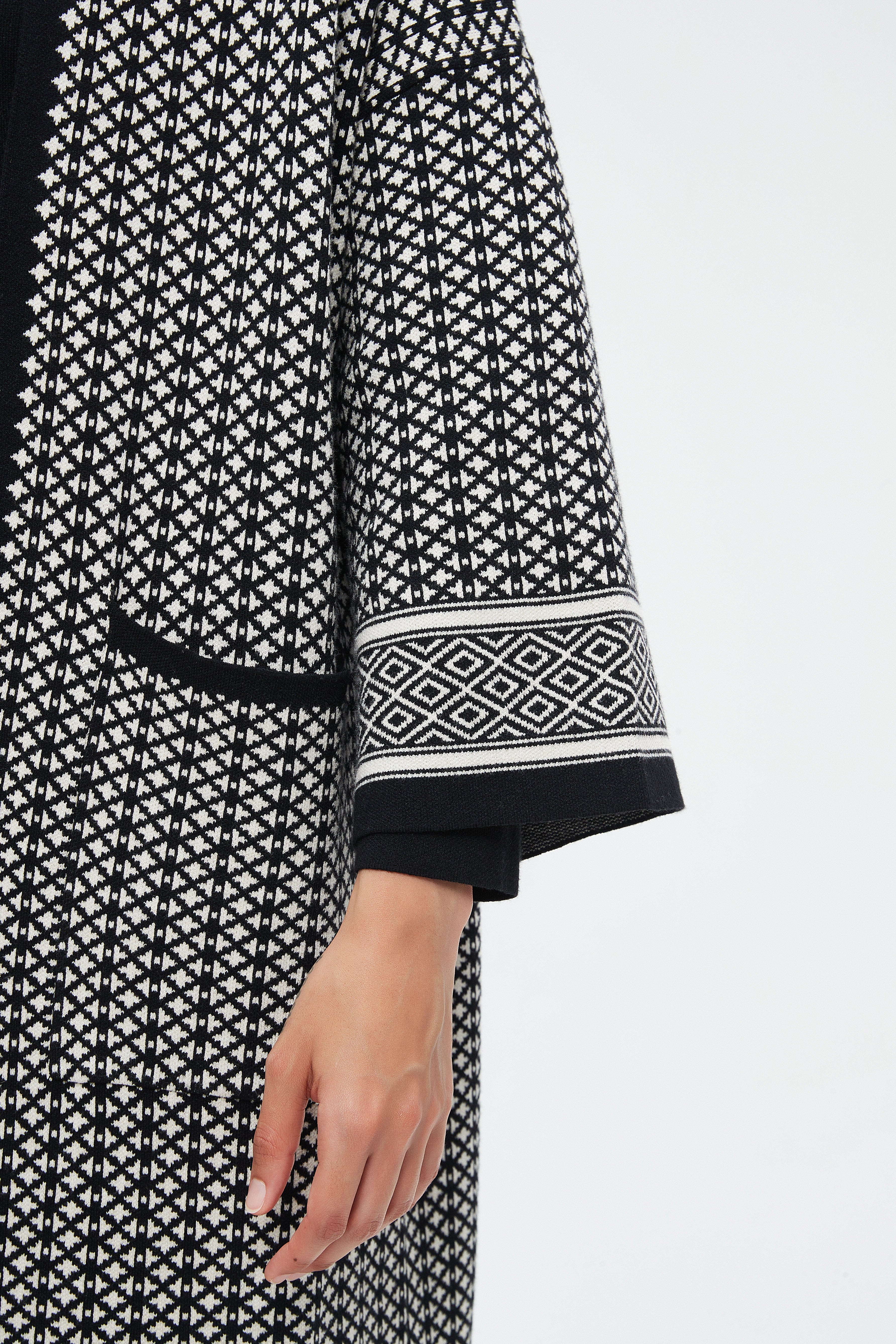 نتشي كارديجان نسائي طويل 3/4 كم منقط بجيوب على الخصر