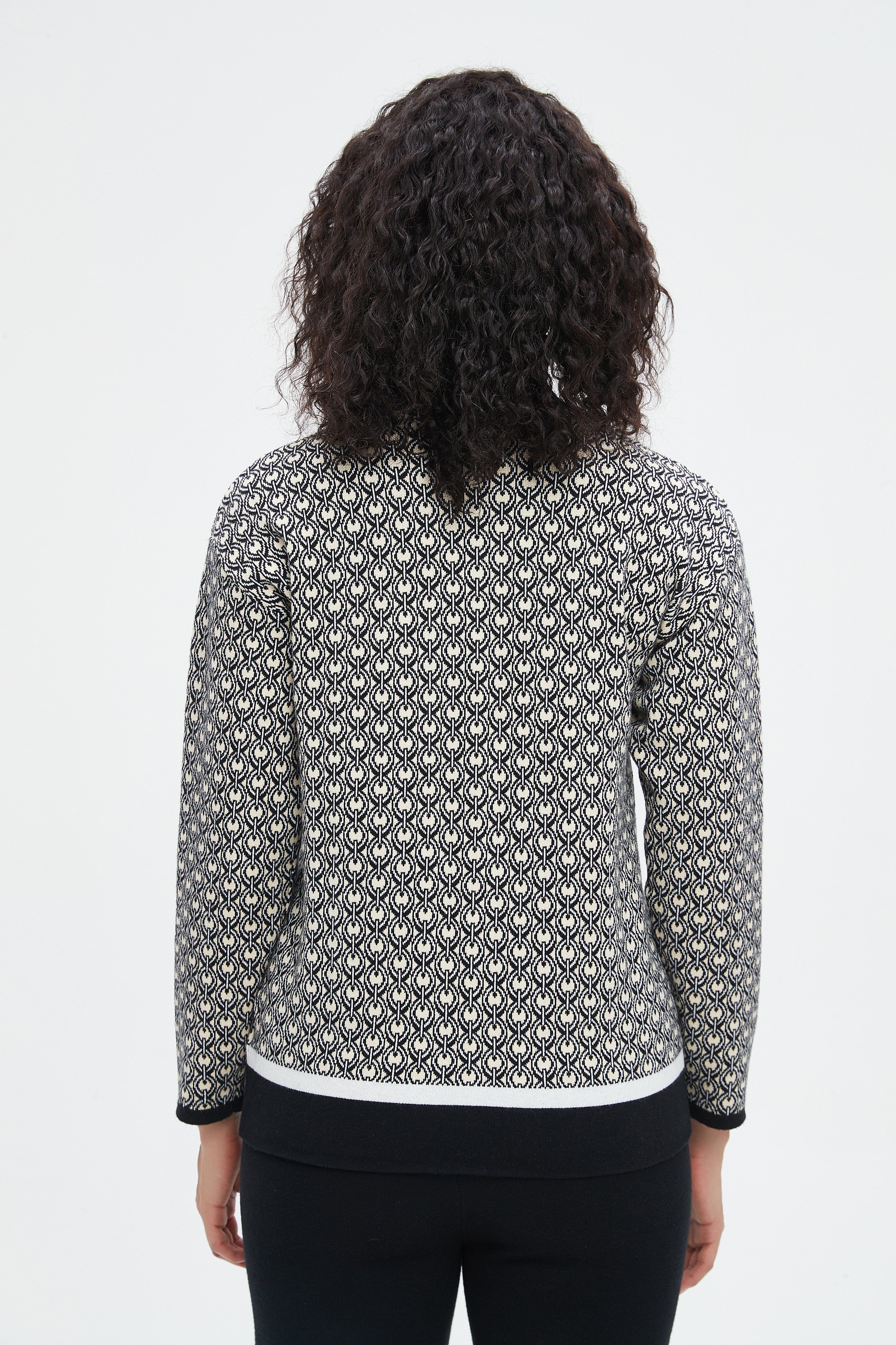 ูุชุดู ุจููุฒุฉ ูุณุงุฆูุฉ ุทูููุฉ ุจูู
ุทููู ููููููู ุนูู ุงูุฑูุจุฉ