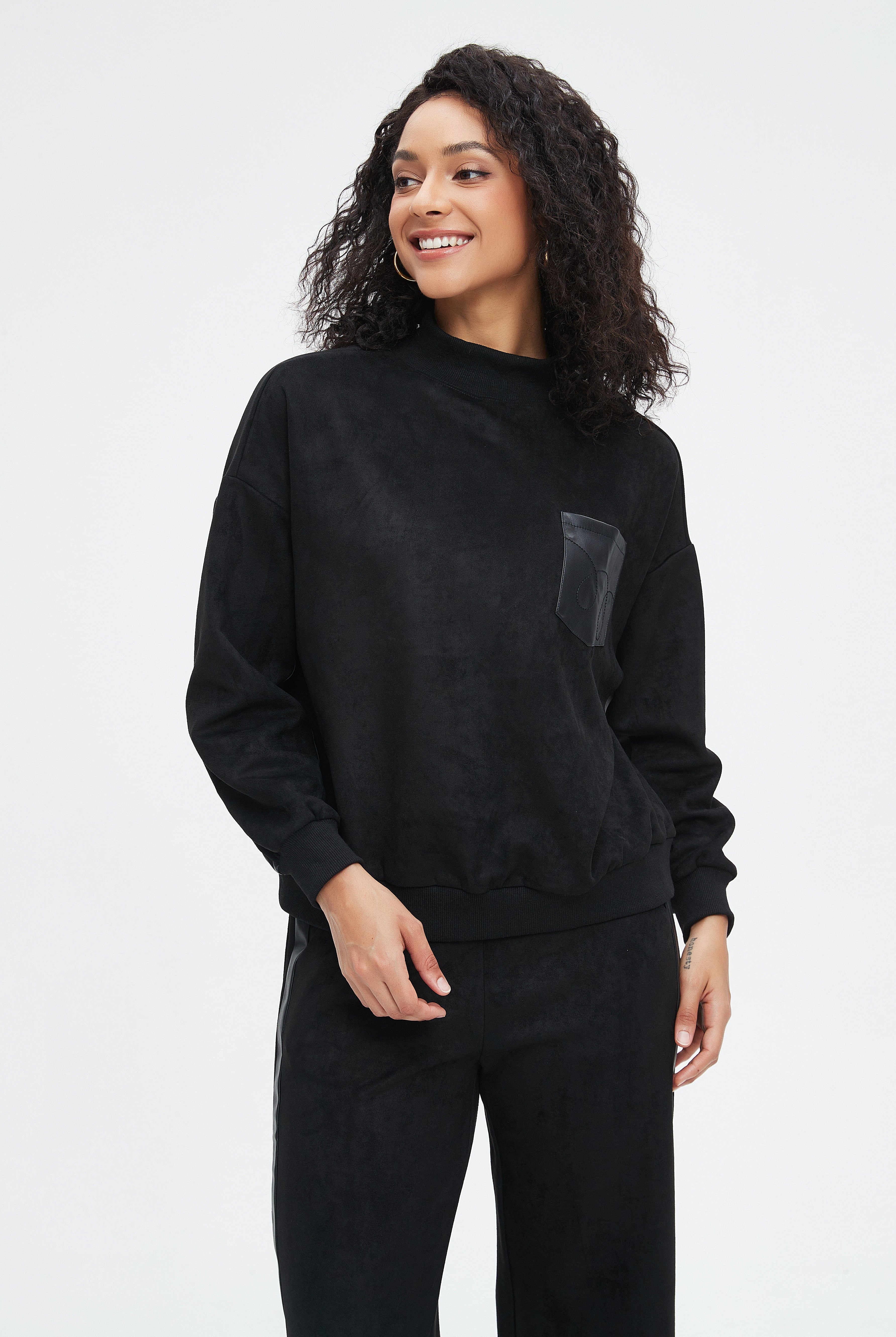 نتشي بلوزة نسائية شتوية طويلة سادة بجيب على الصدر