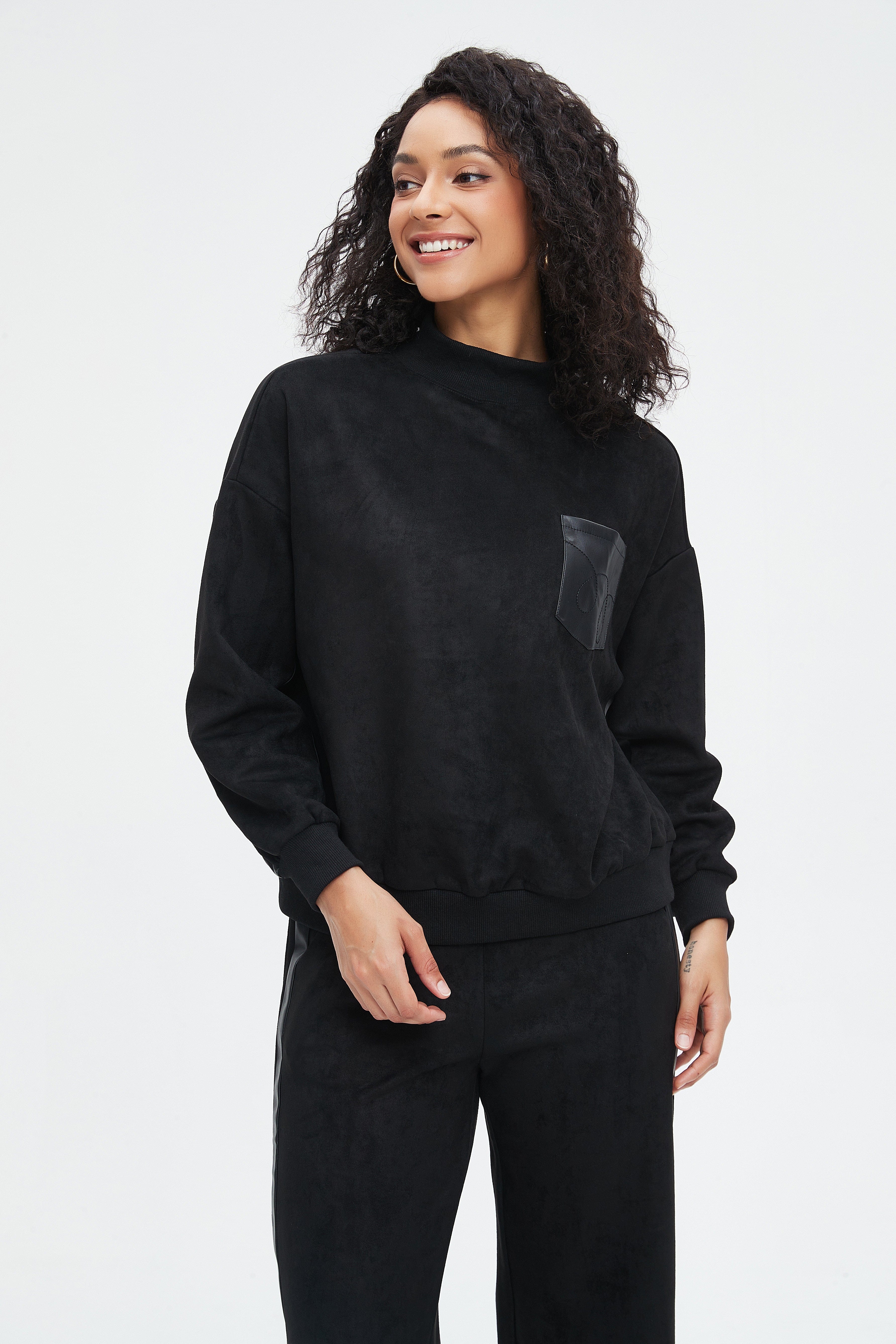 نتشي بلوزة نسائية شتوية طويلة سادة بجيب على الصدر