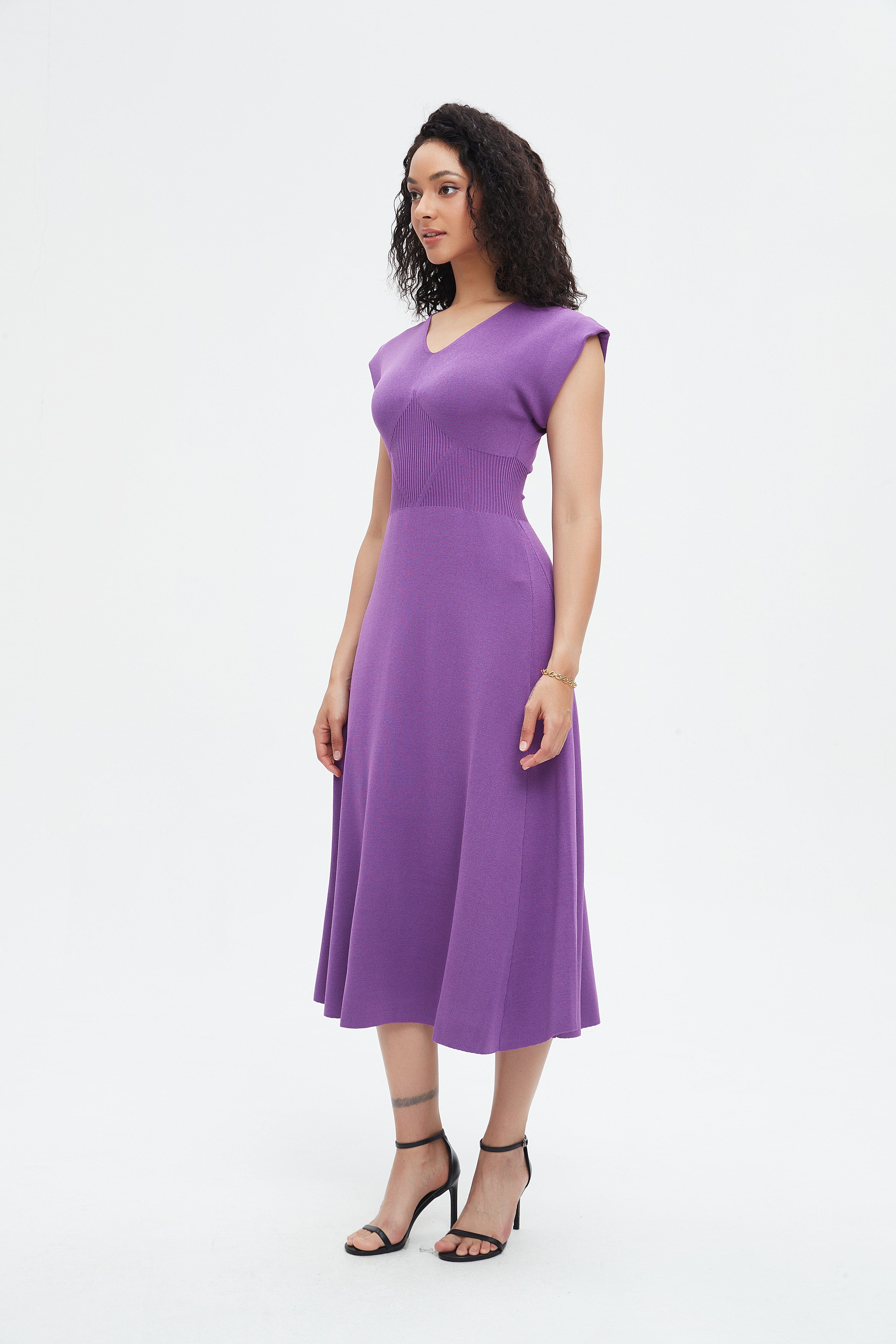 نتشي فستان نسائي ميدي كات برقبه مفتوحه ساده