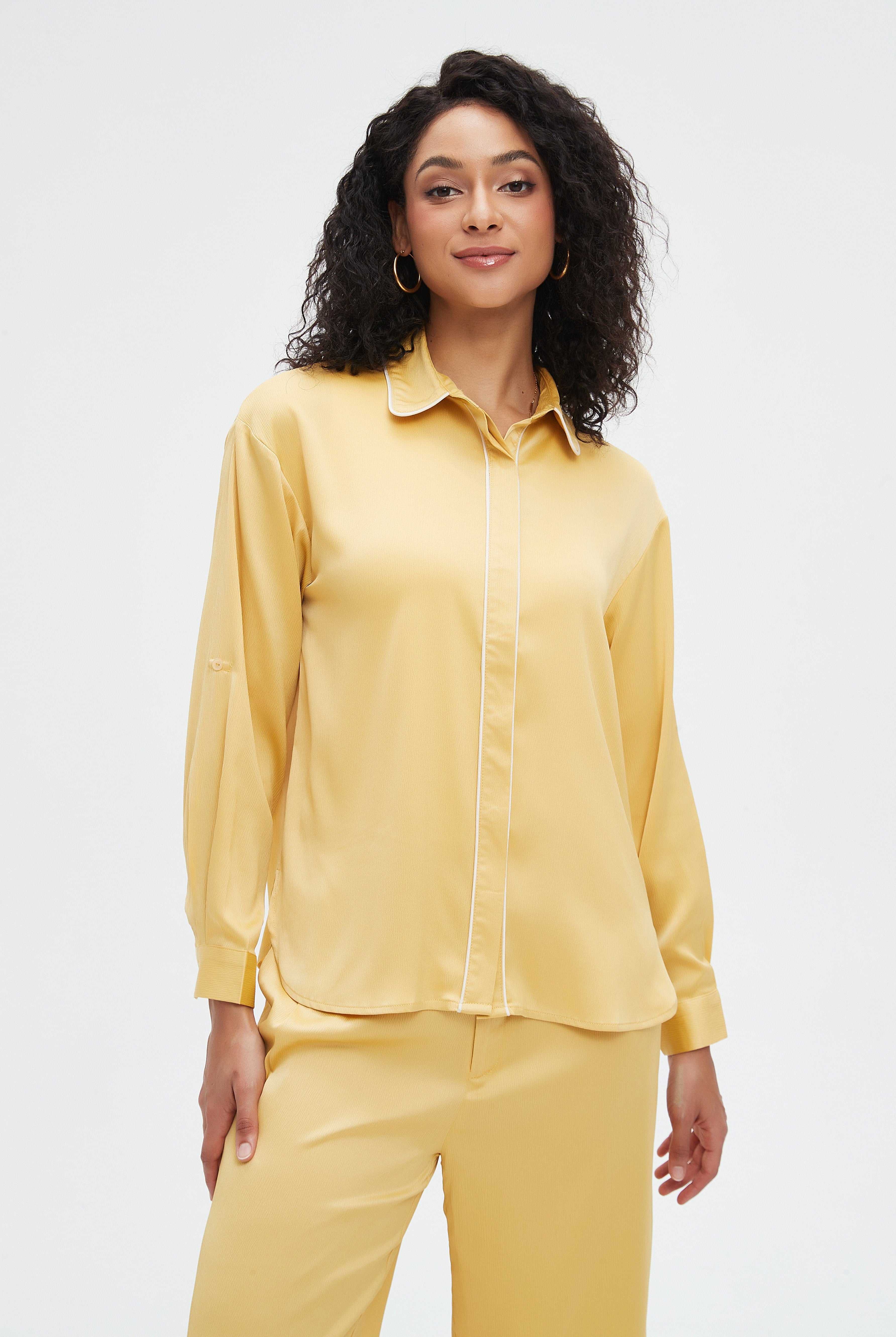 نتشي بلوزة نسائية كويلة بياقة وأزرار أمامية وكم طويل