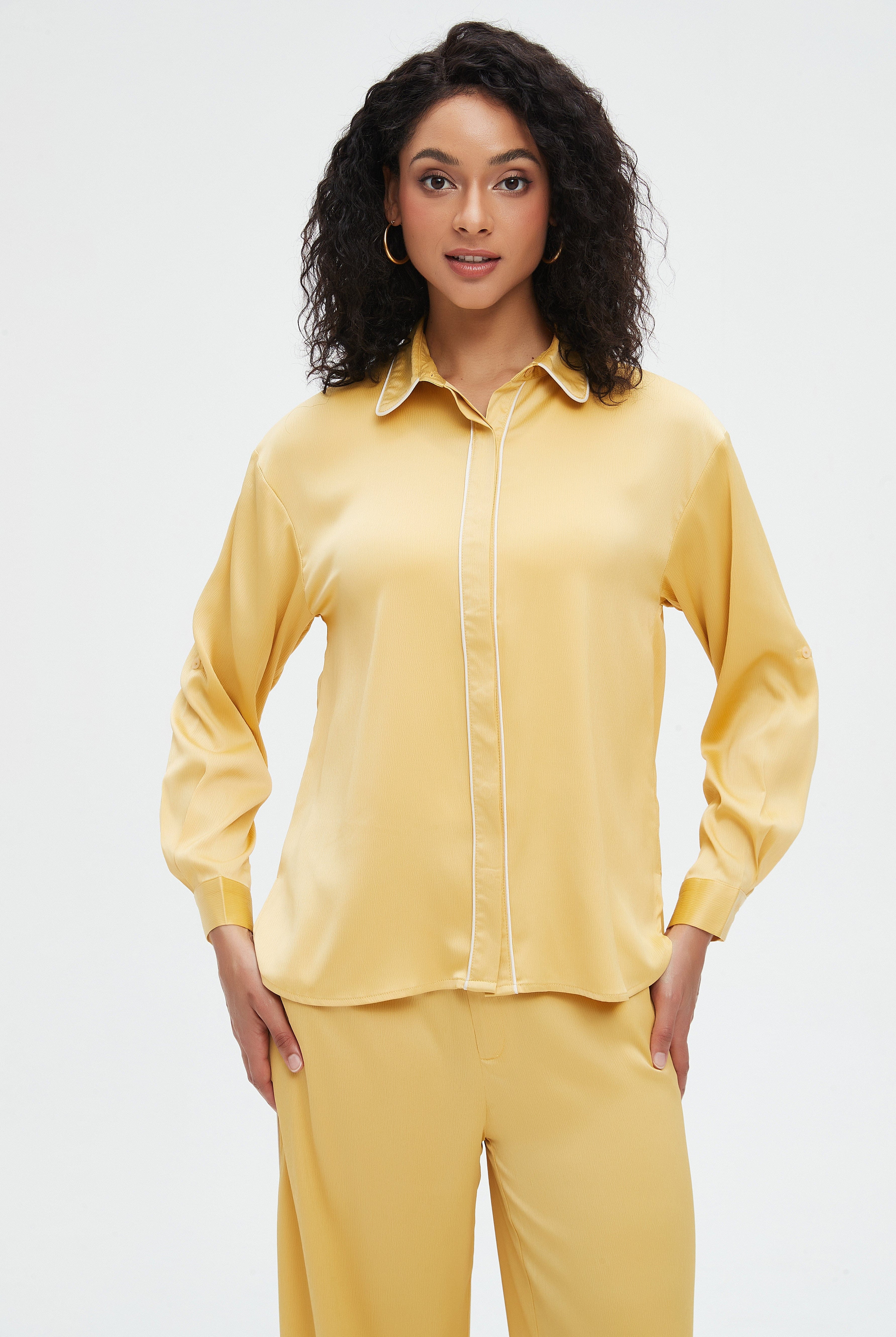 نتشي بلوزة نسائية كويلة بياقة وأزرار أمامية وكم طويل