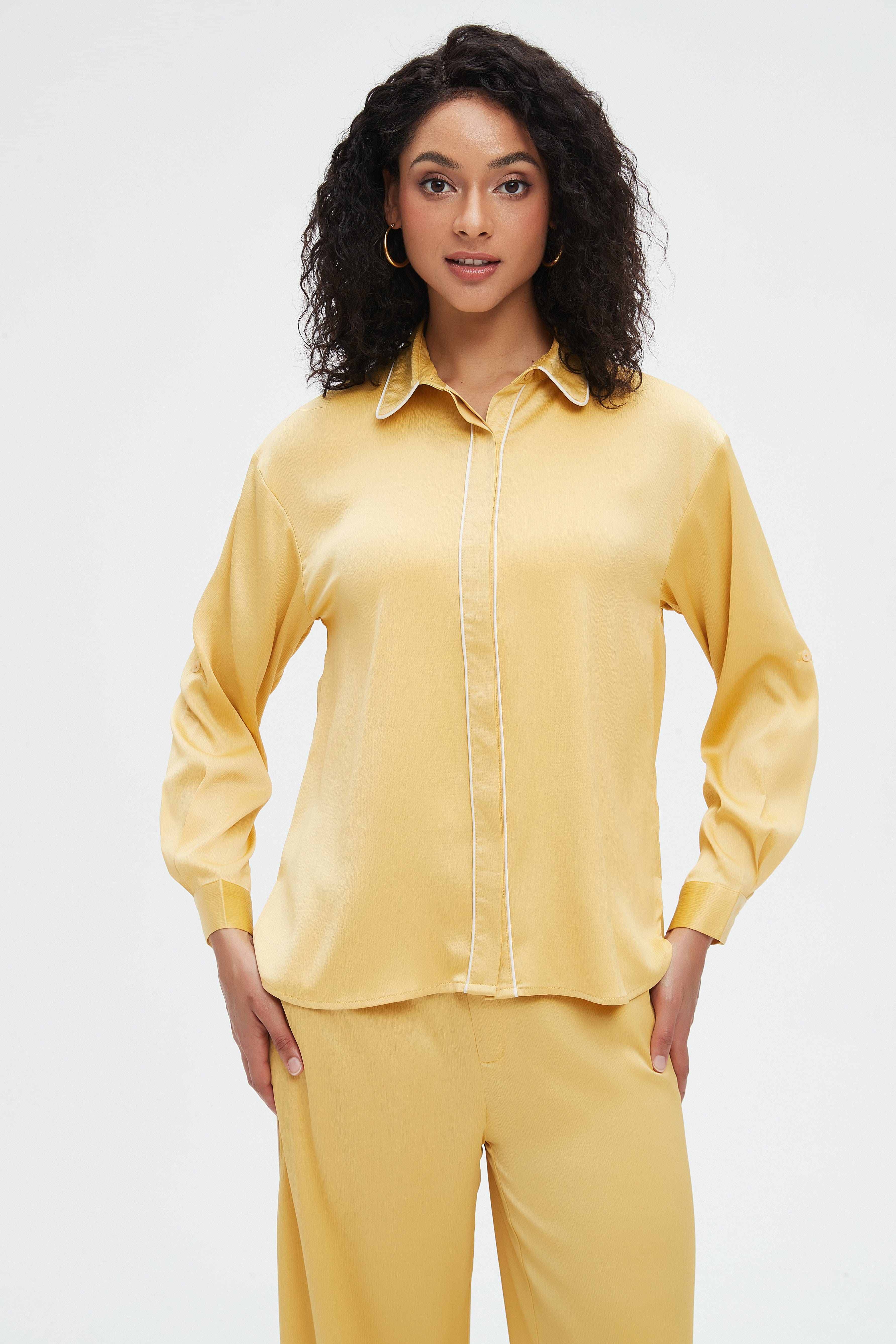 نتشي بلوزة نسائية كويلة بياقة وأزرار أمامية وكم طويل