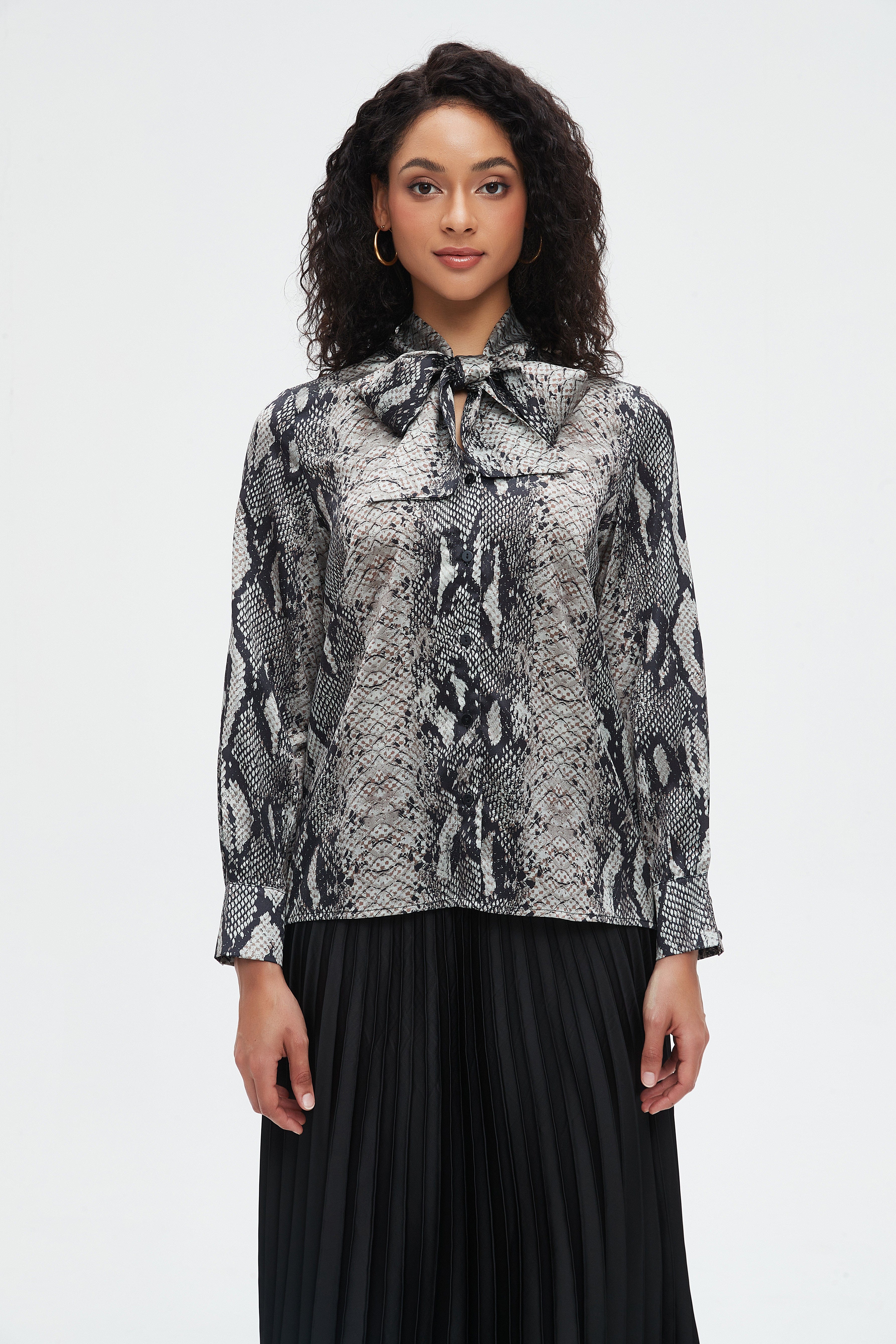 نتشي بلوزة نسائية كم طويل ونقشه تعبان وفيونكه عالرقبة