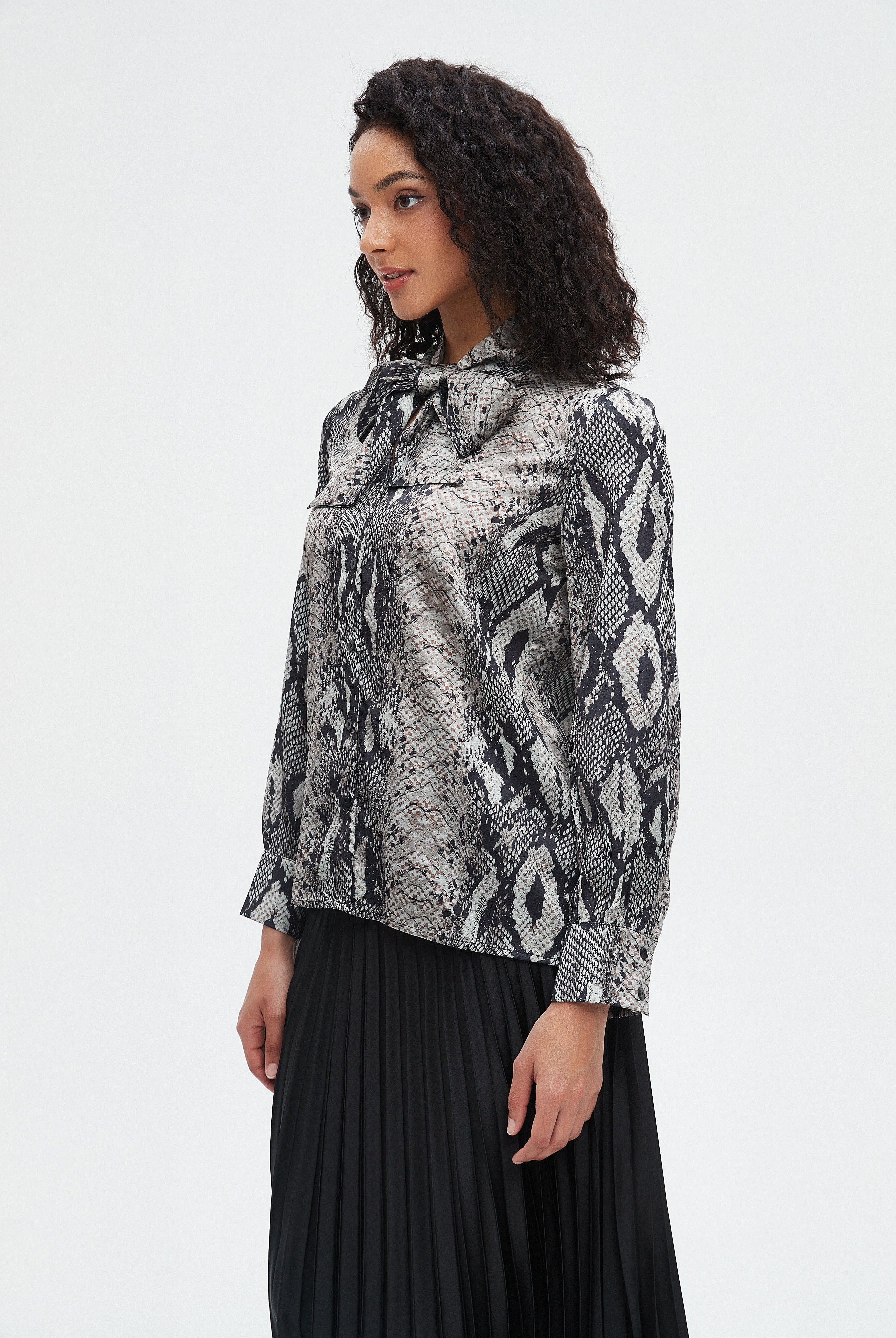 نتشي بلوزة نسائية كم طويل ونقشه تعبان وفيونكه عالرقبة