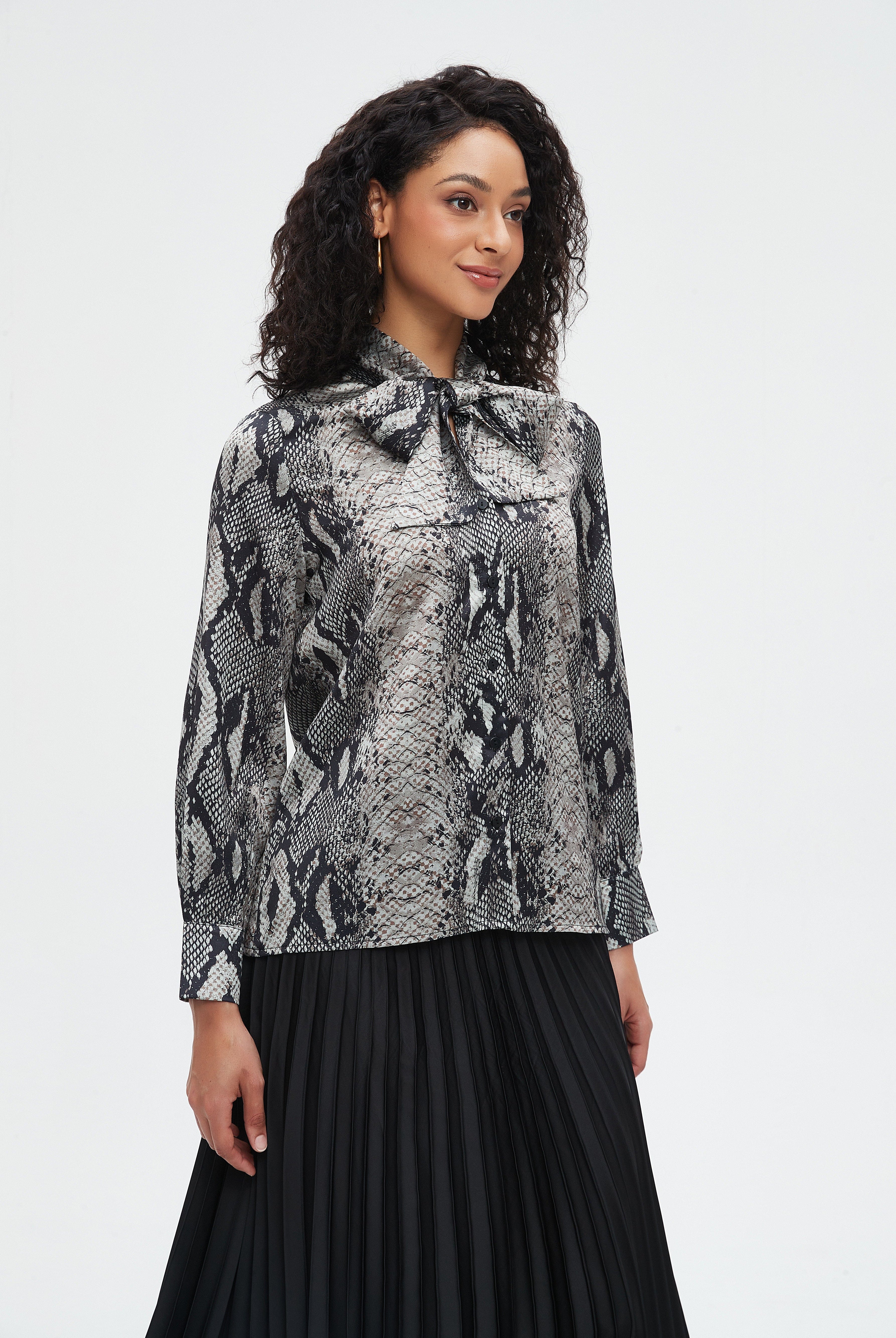 نتشي بلوزة نسائية كم طويل ونقشه تعبان وفيونكه عالرقبة