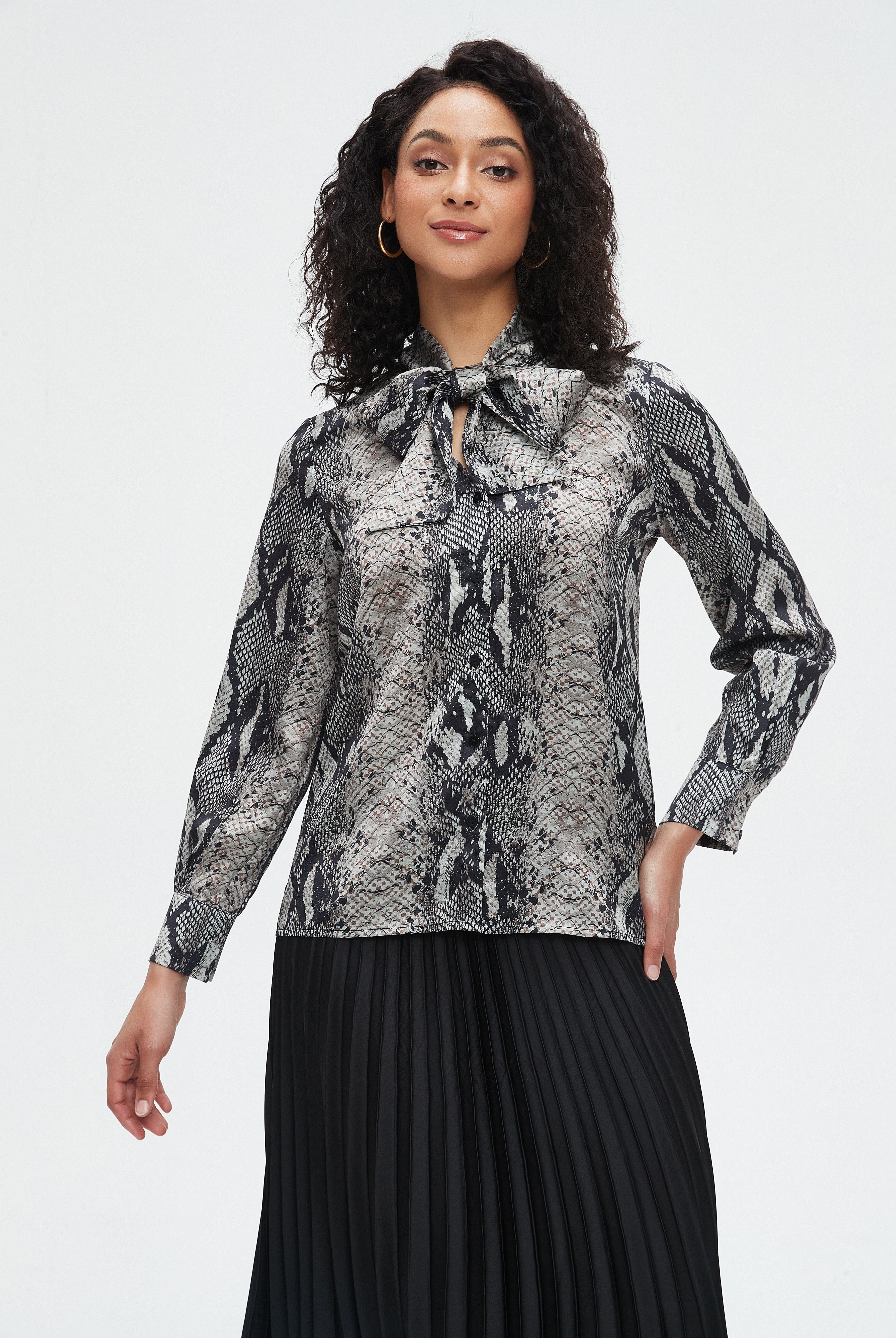 نتشي بلوزة نسائية كم طويل ونقشه تعبان وفيونكه عالرقبة