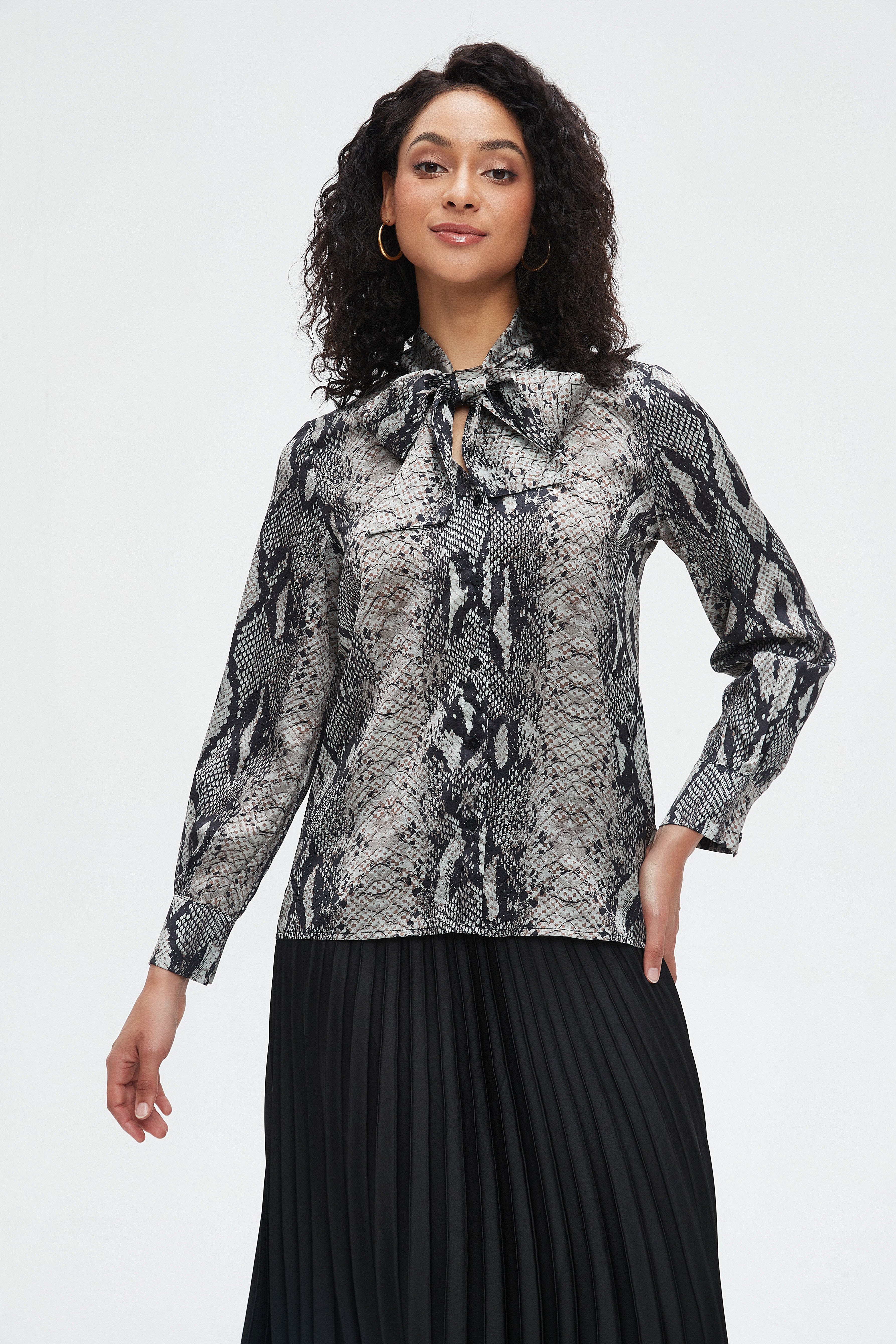 نتشي بلوزة نسائية كم طويل ونقشه تعبان وفيونكه عالرقبة