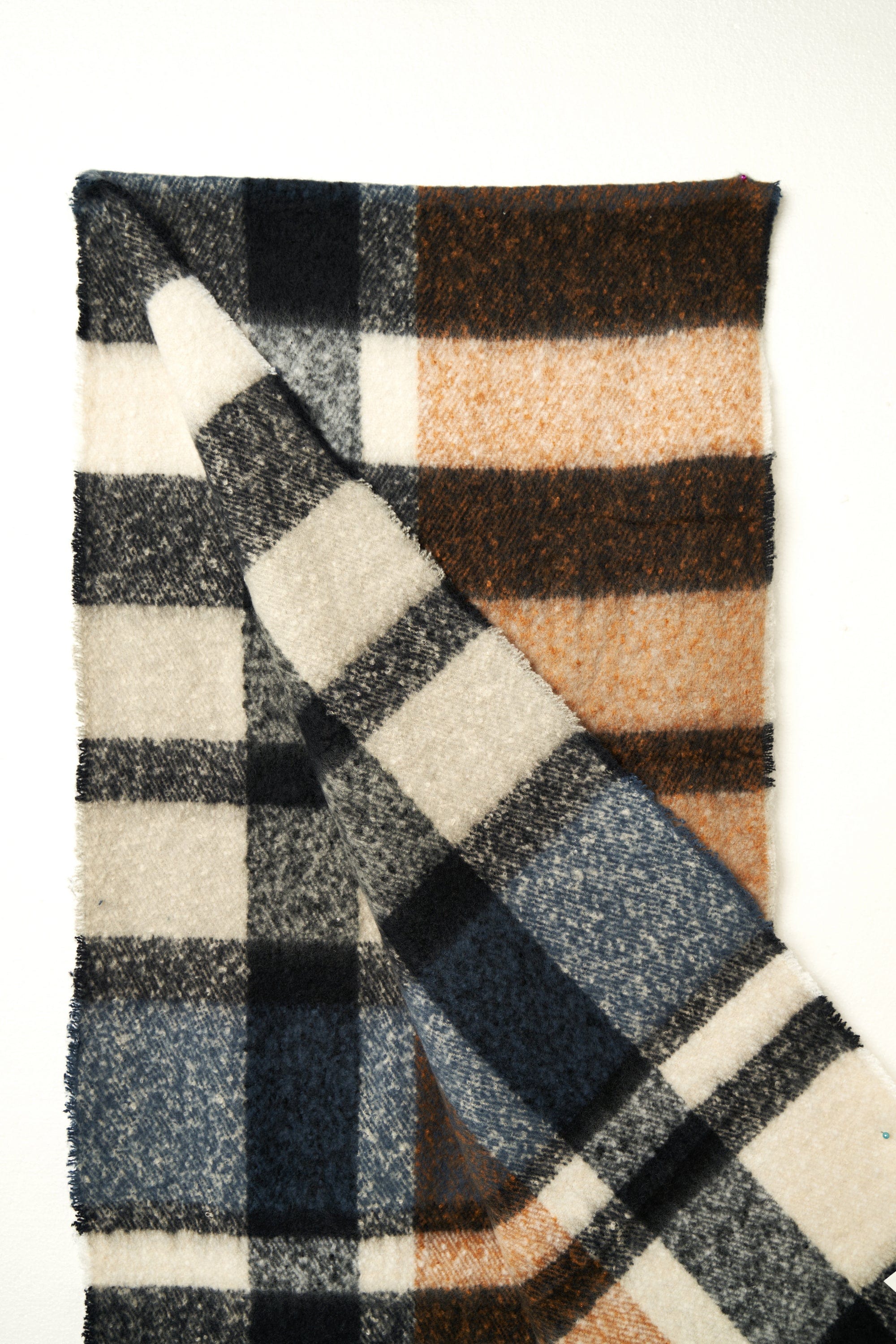 ميكا شال كاروهات نسائى مزين بخيوط أسود