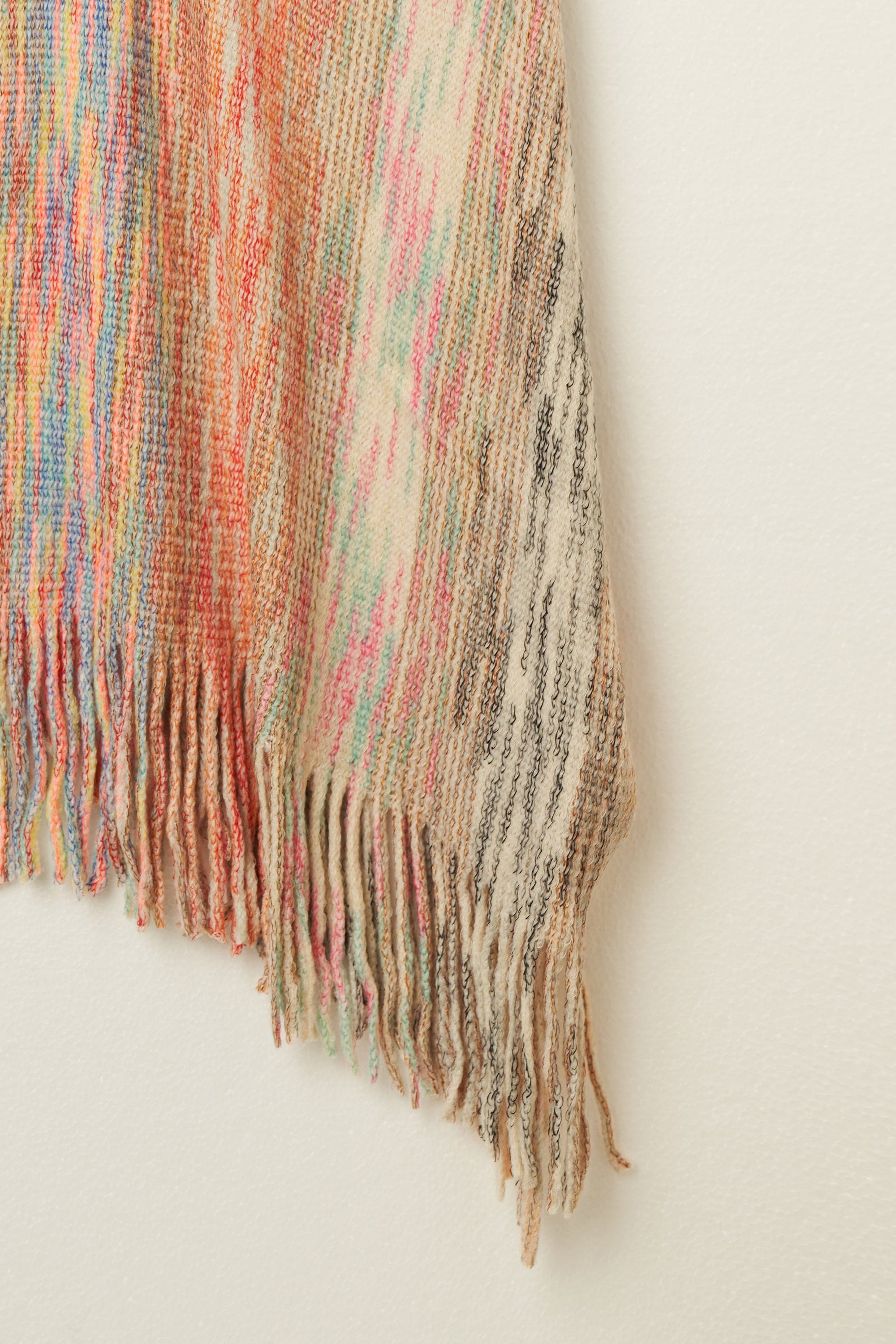 نتشي وشاح منقوش ملون مزين بالخيوط