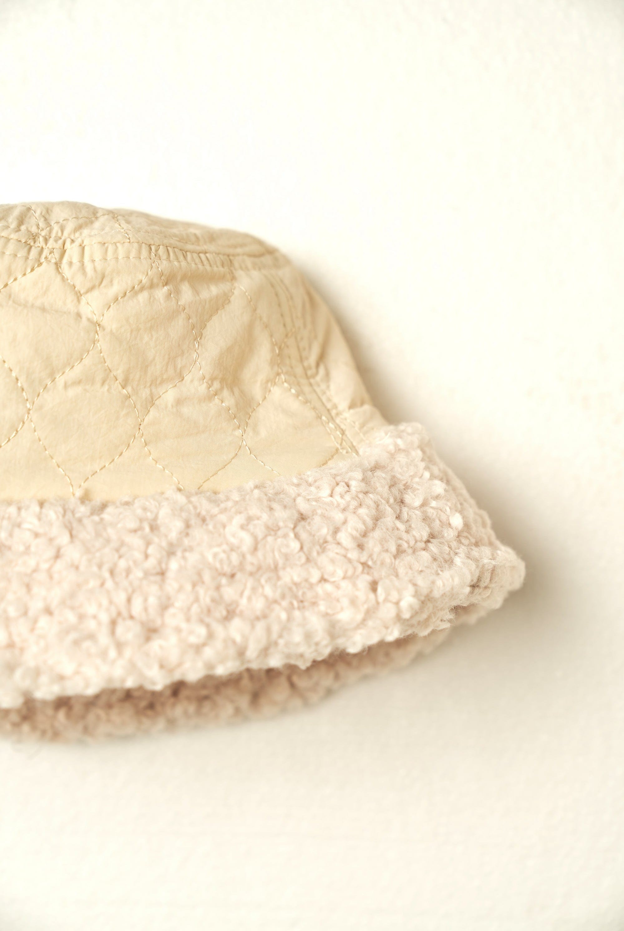 ميكا كاب مبطن ومطرز أوف وايت