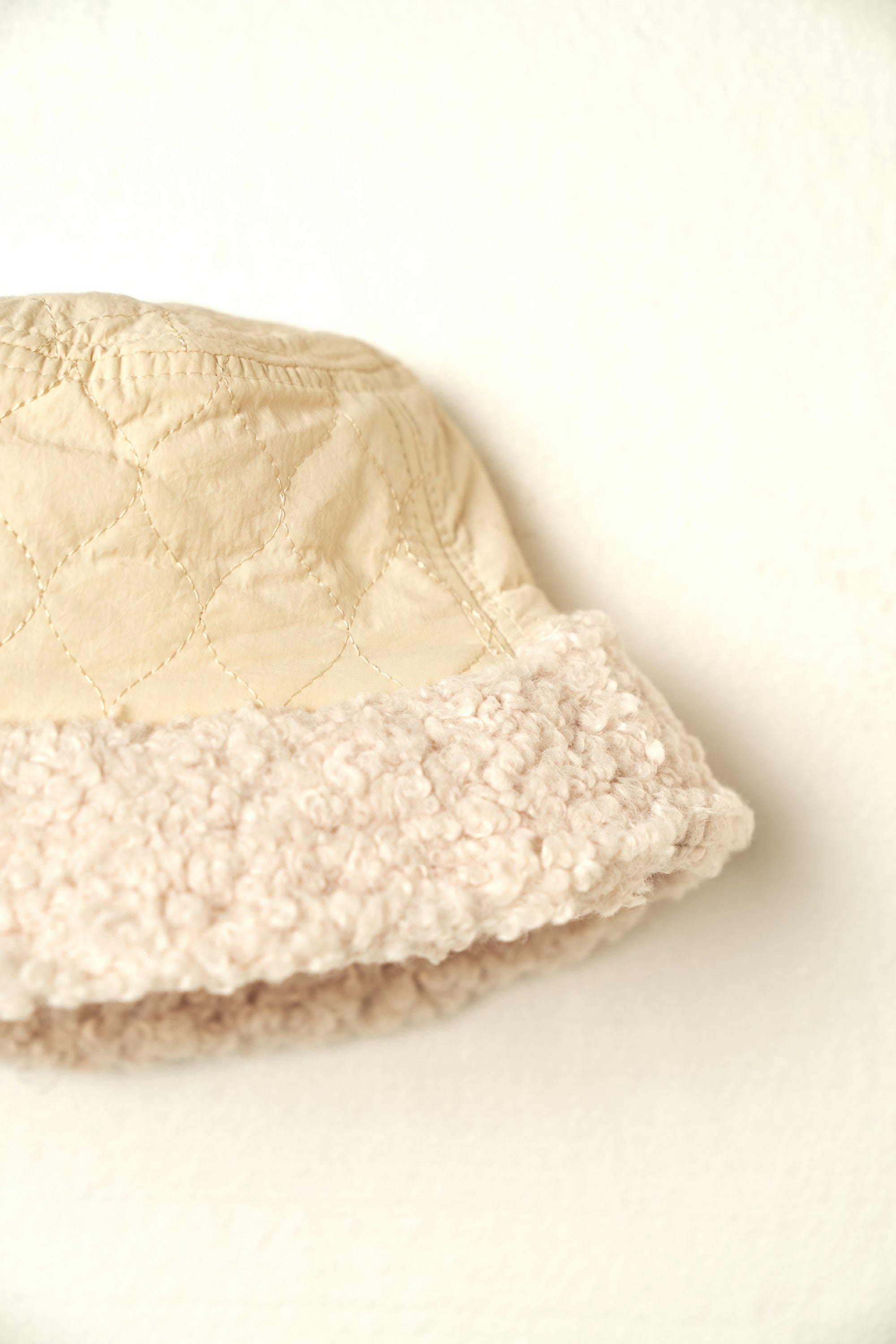 ميكا كاب مبطن ومطرز أوف وايت