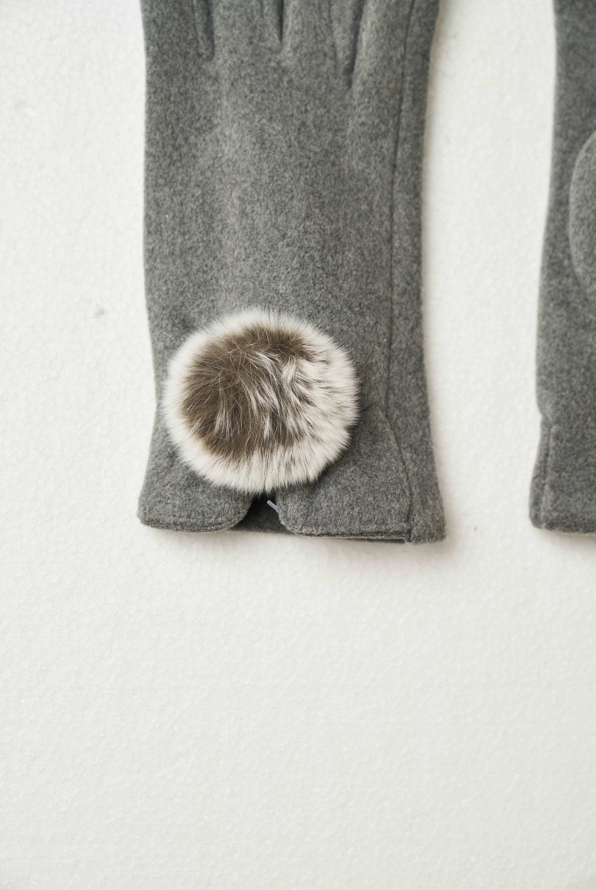 نتشي قفازات رمادية مزينة بكرة فرو