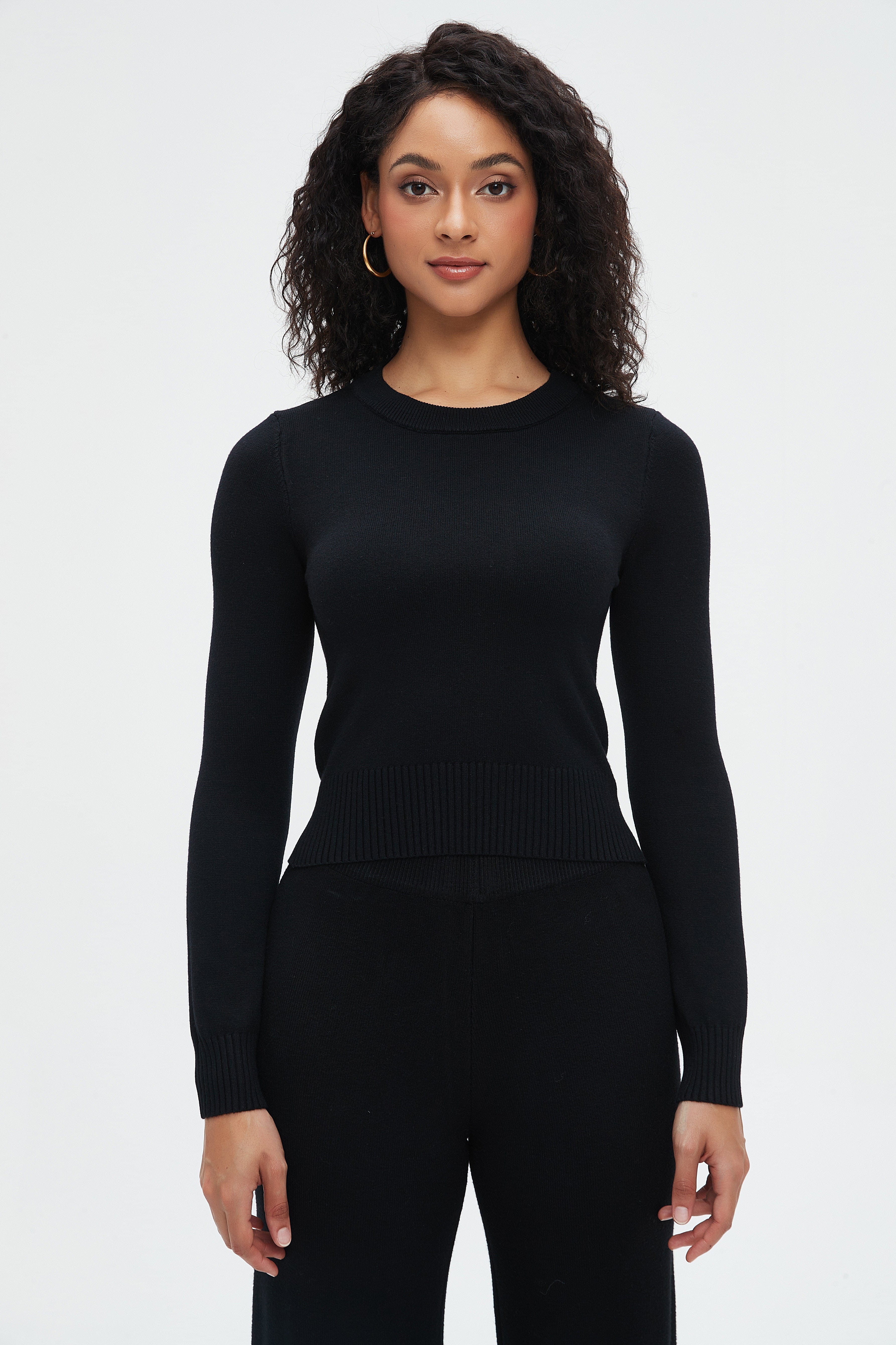 نتشي بلوزة نسائية قصيرة بأكمام طويلة سادة