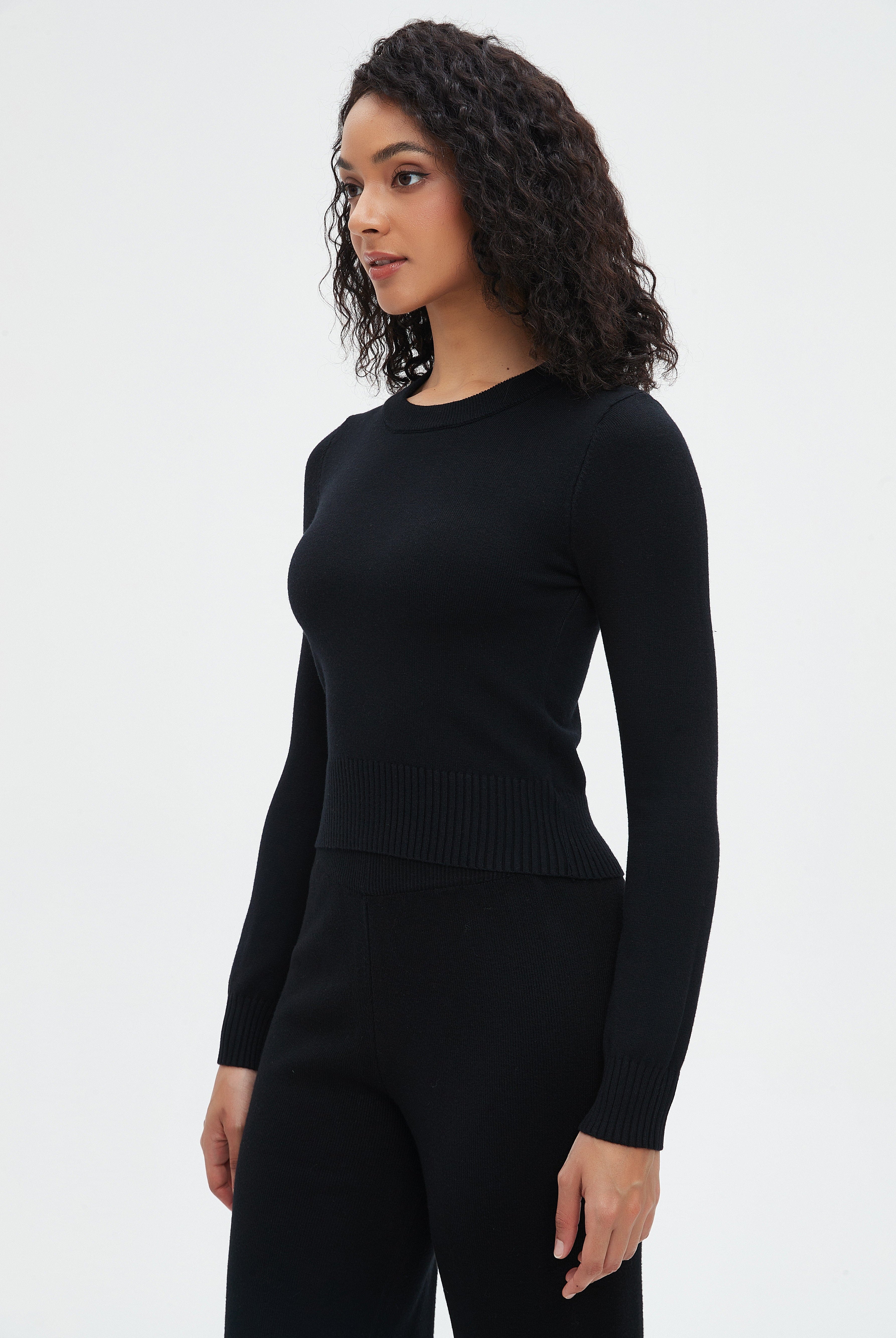 نتشي بلوزة نسائية قصيرة بأكمام طويلة سادة