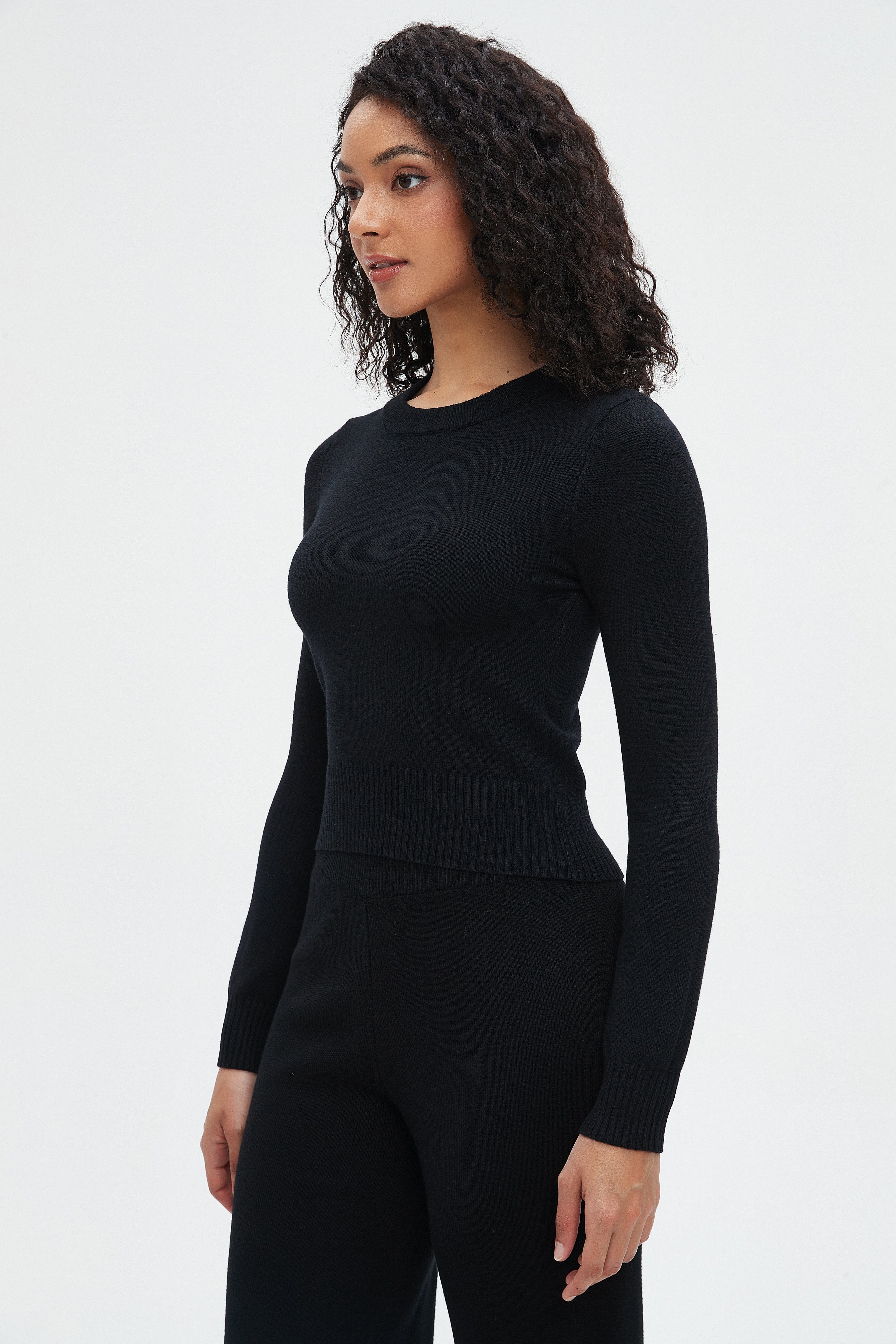 نتشي بلوزة نسائية قصيرة بأكمام طويلة سادة