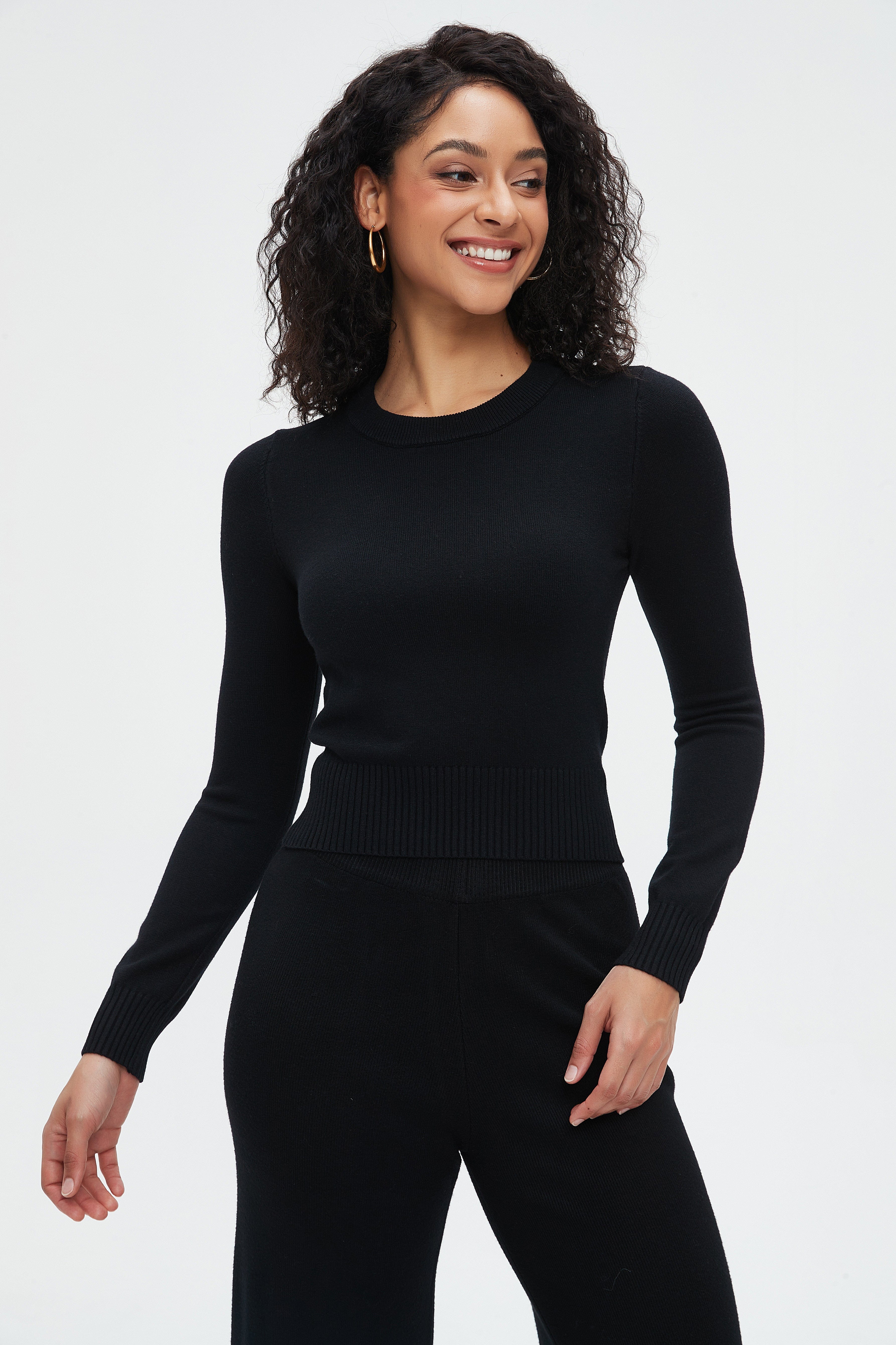 نتشي بلوزة نسائية قصيرة بأكمام طويلة سادة