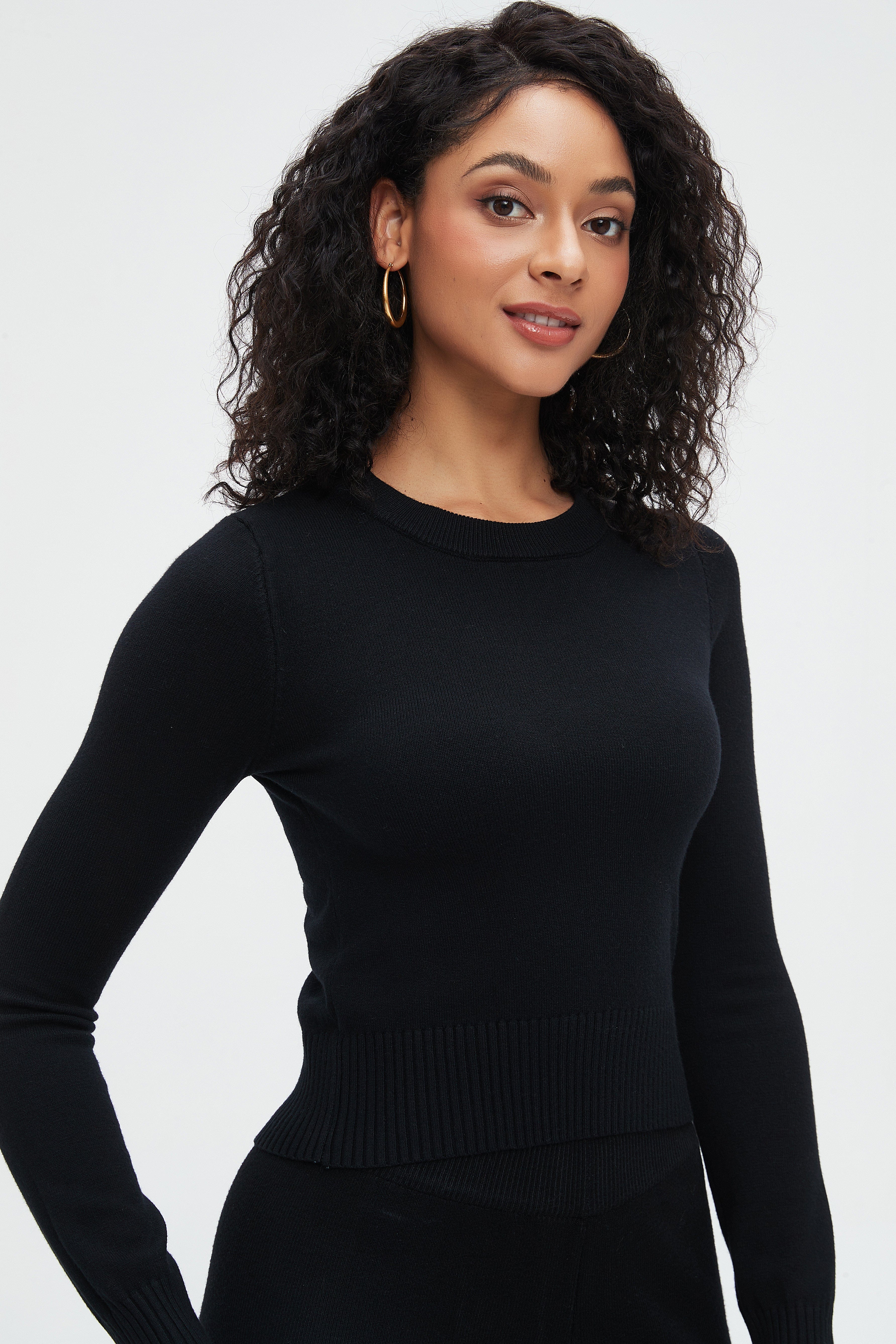 نتشي بلوزة نسائية قصيرة بأكمام طويلة سادة