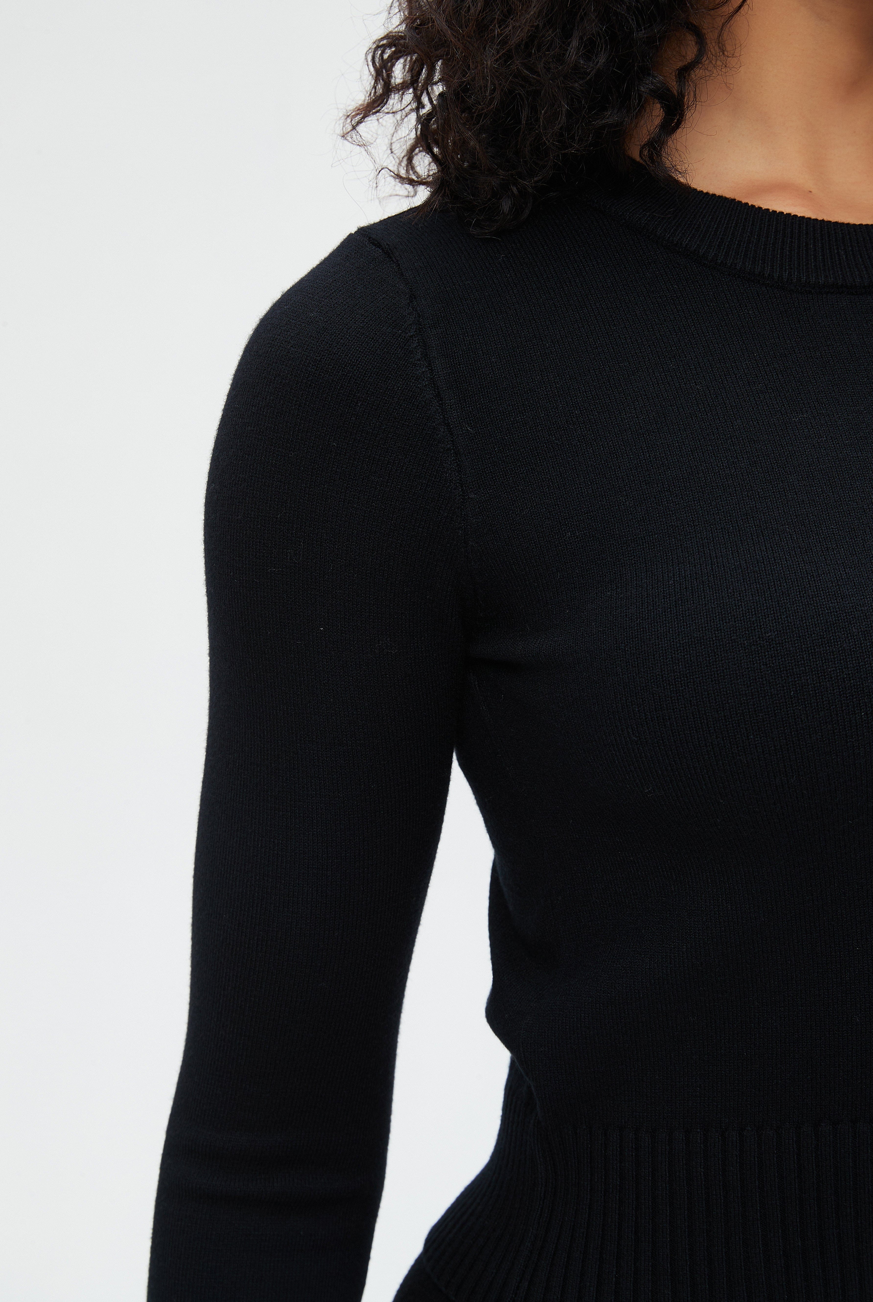 نتشي بلوزة نسائية قصيرة بأكمام طويلة سادة