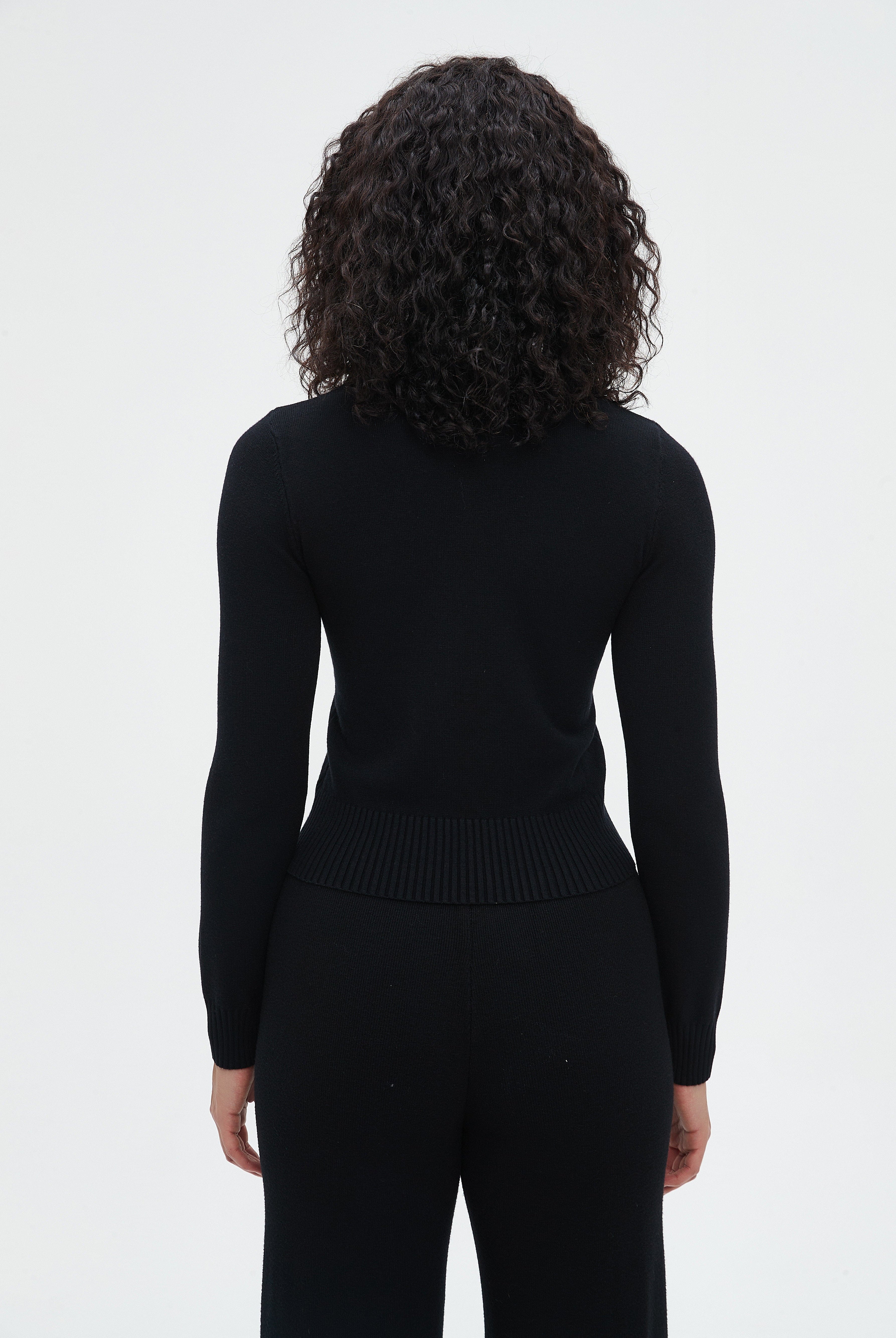 نتشي بلوزة نسائية قصيرة بأكمام طويلة سادة