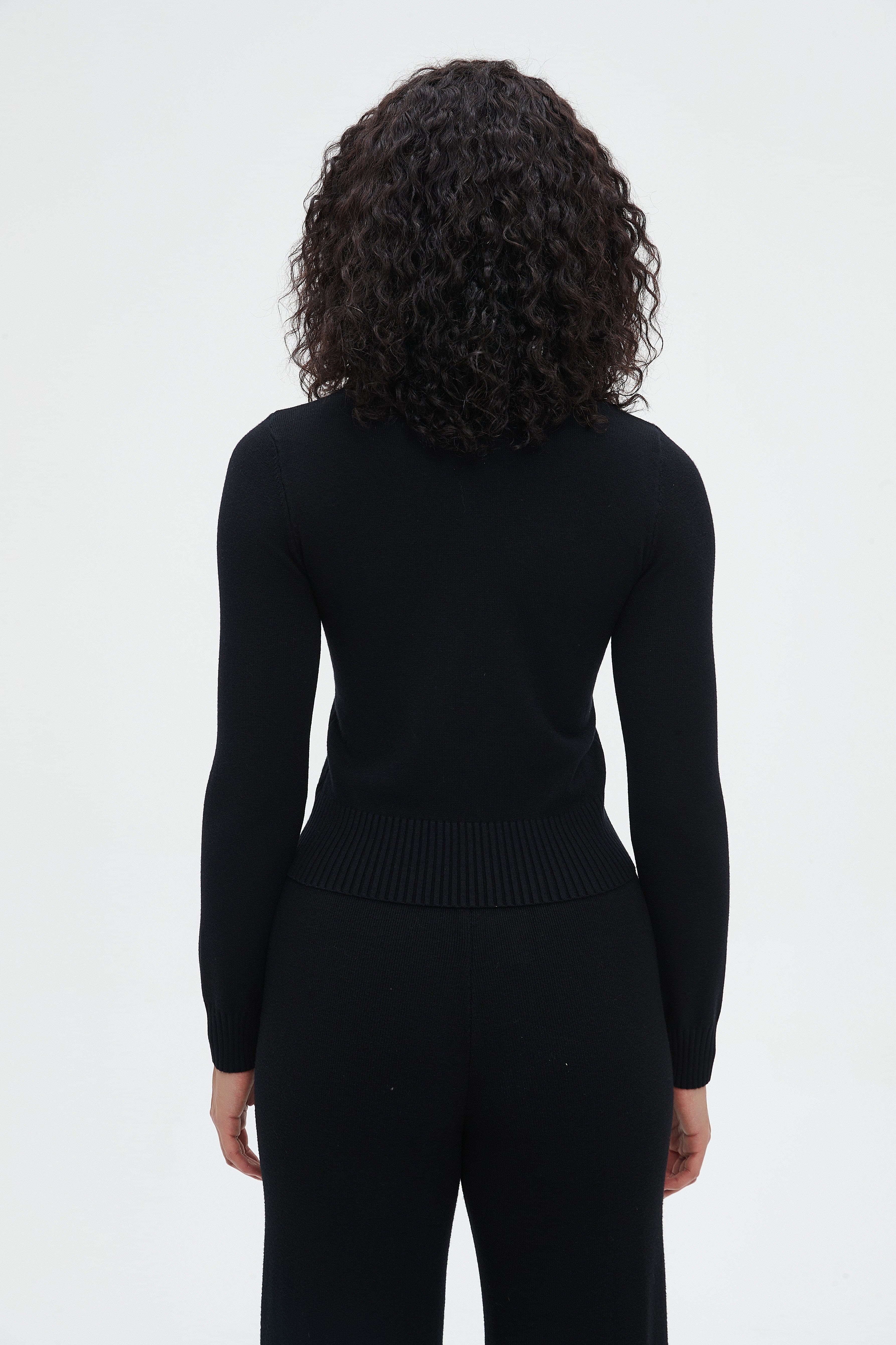 نتشي بلوزة نسائية قصيرة بأكمام طويلة سادة