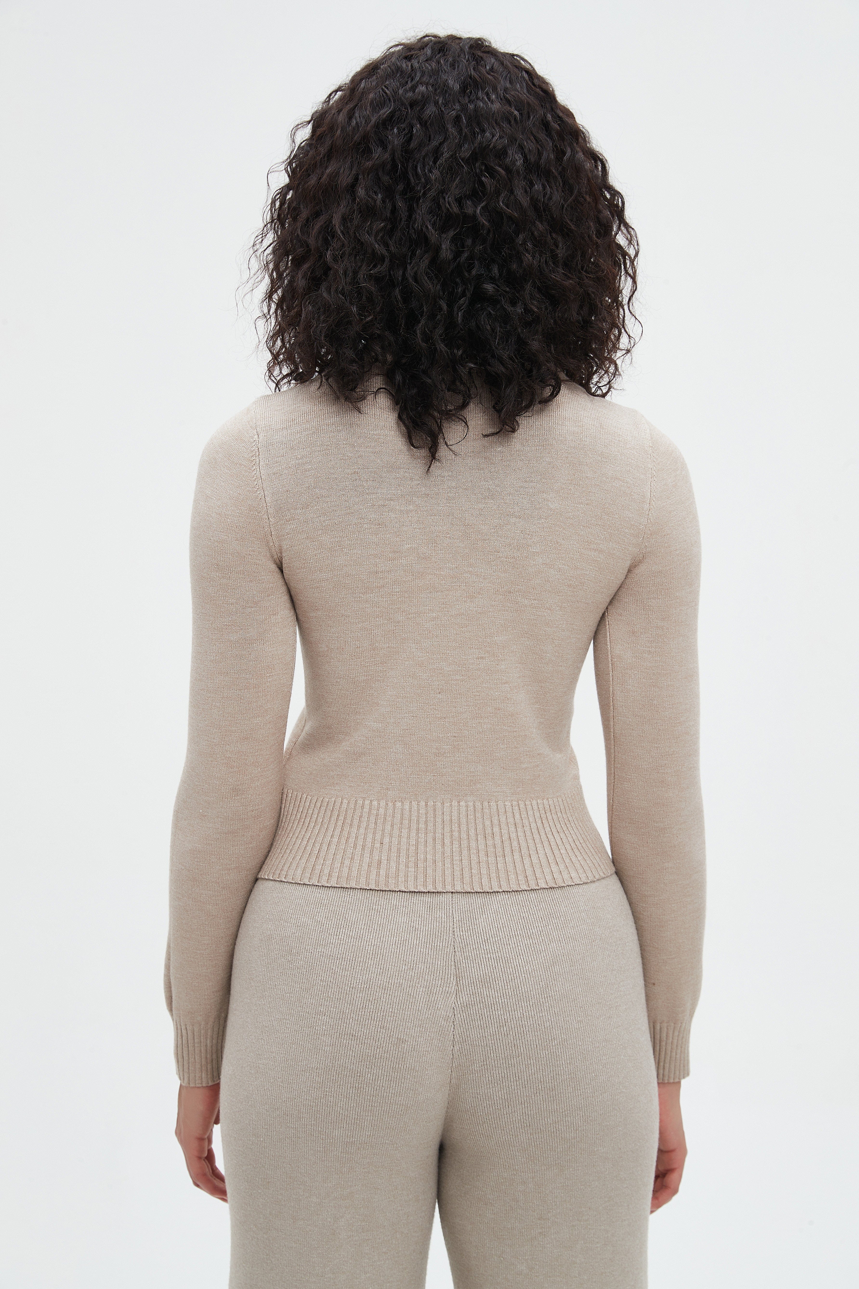 نتشي بلوزة نسائية قصيرة بأكمام طويلة سادة