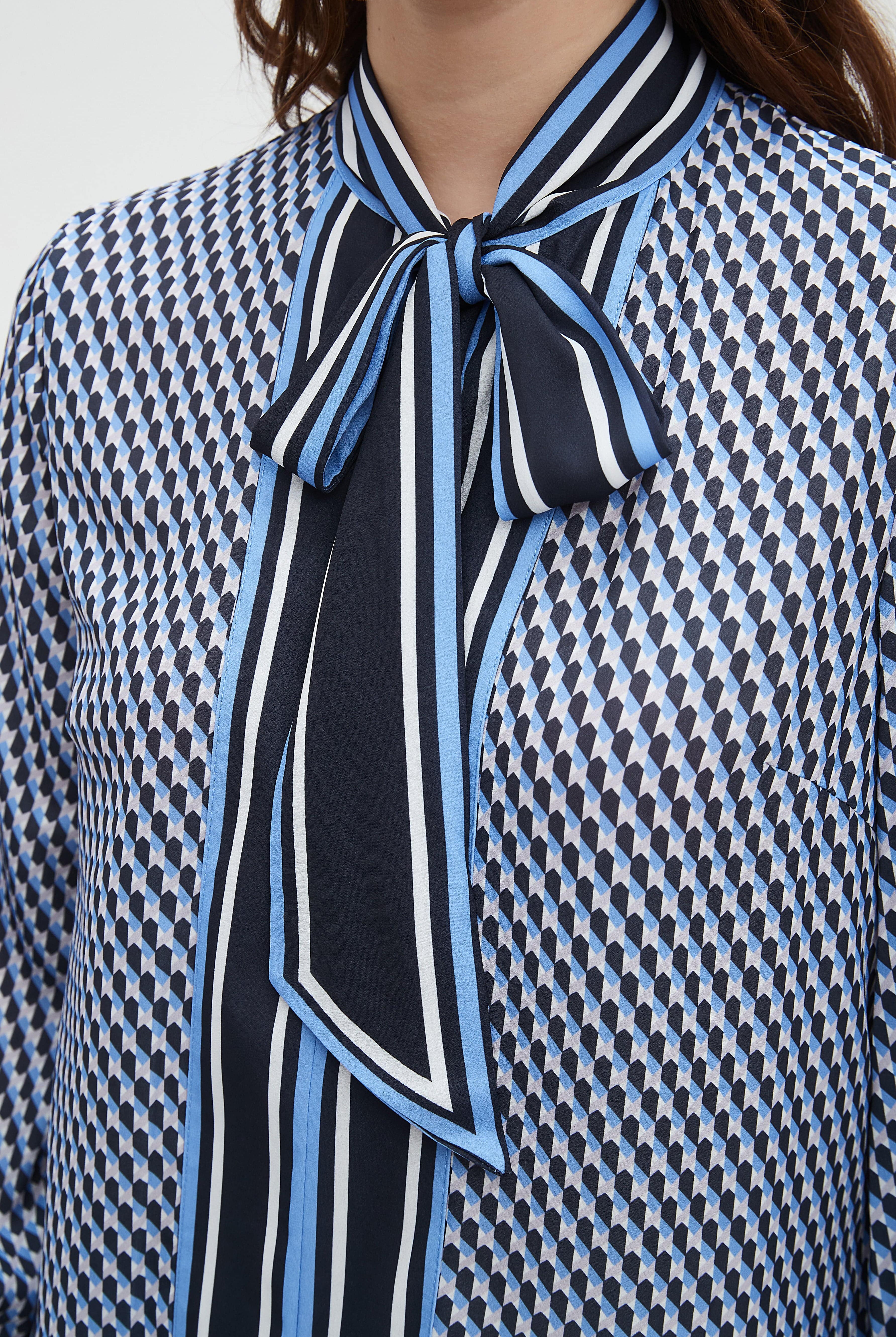 نتشي بلوزة نسائي منقوشه بكم طويل وفيونكه على الرقبه