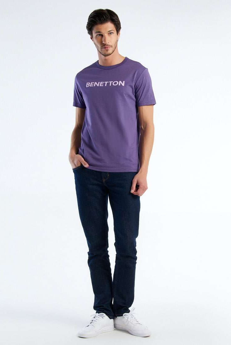 يونايتد كولورز اوف بينيتون تيشيرت رجالي كم قصير من القطن العضوي بطباعة شعار على الصدر