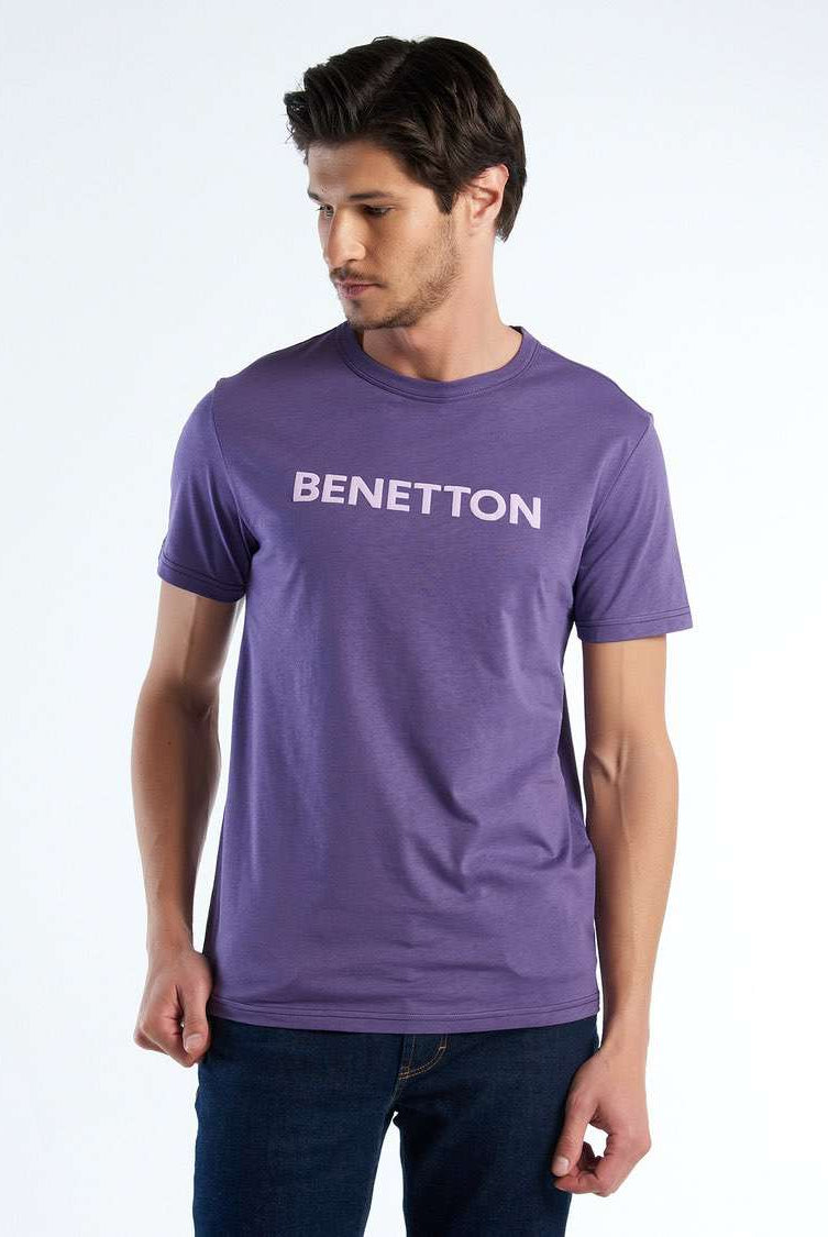 يونايتد كولورز اوف بينيتون تيشيرت رجالي كم قصير من القطن العضوي بطباعة شعار على الصدر