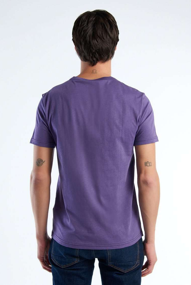 يونايتد كولورز اوف بينيتون تيشيرت رجالي كم قصير من القطن العضوي بطباعة شعار على الصدر