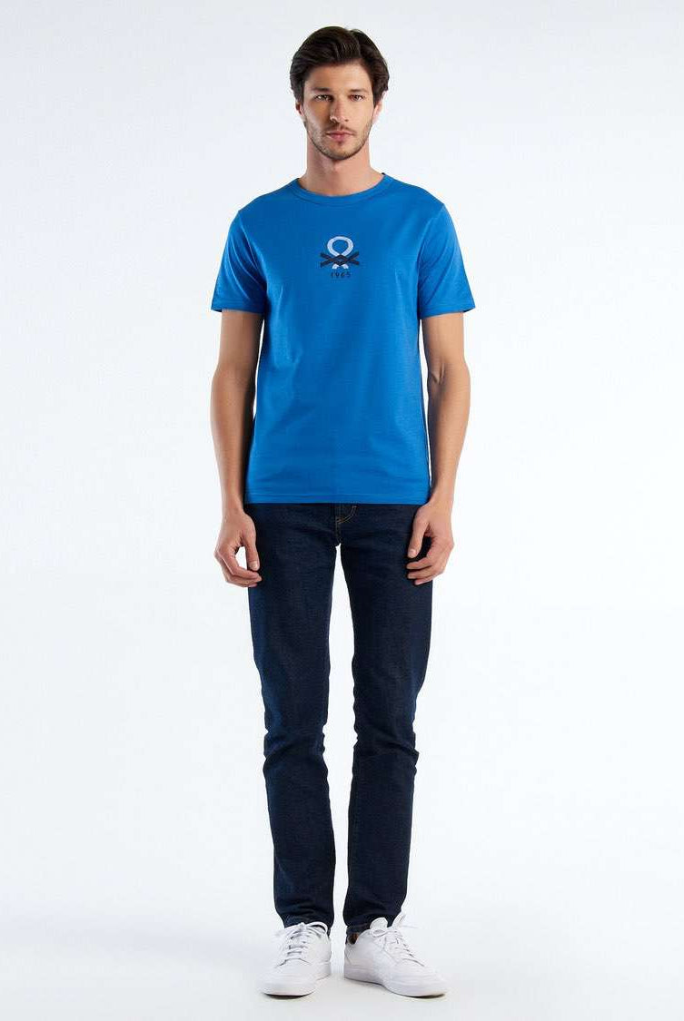 يونايتد كولورز اوف بينيتون تيشيرت رجالي كم قصير من القطن العضوي بطباعة شعار على الصدر