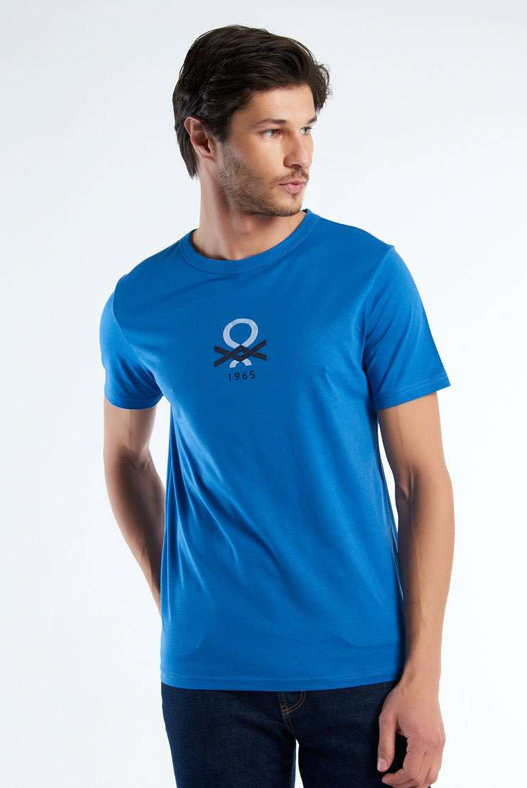 يونايتد كولورز اوف بينيتون تيشيرت رجالي كم قصير من القطن العضوي بطباعة شعار على الصدر