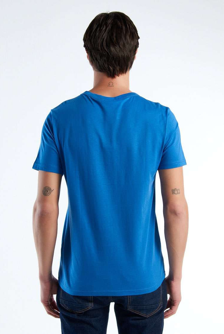 يونايتد كولورز اوف بينيتون تيشيرت رجالي كم قصير من القطن العضوي بطباعة شعار على الصدر