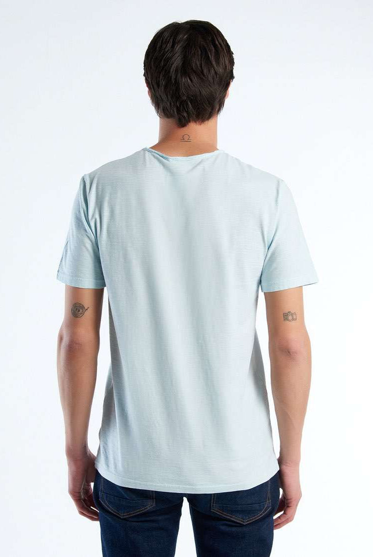 يونايتد كولورز اوف بينيتون تي شيرت رجالي بفتحة صدر على شكل حرف V قطن