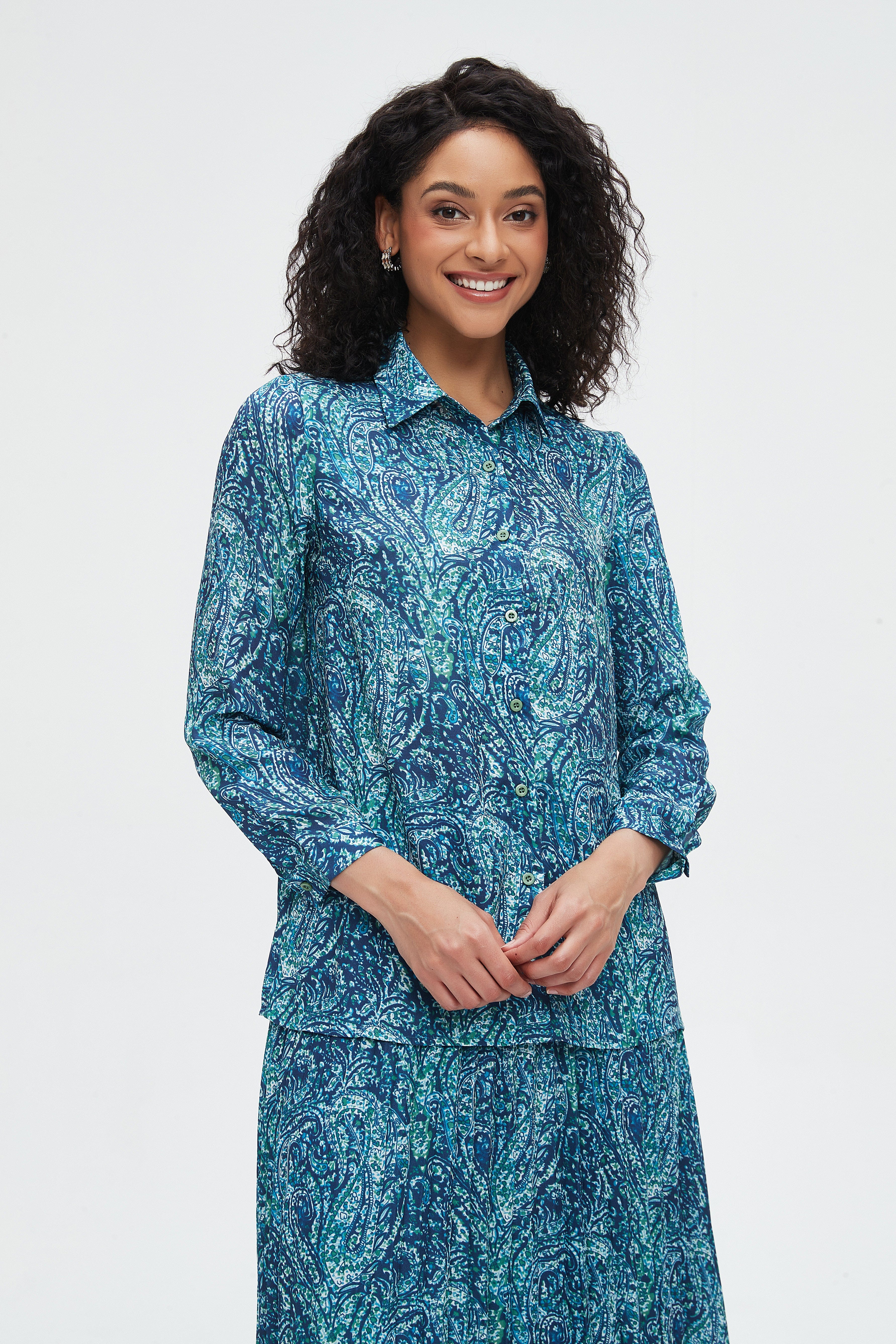 نتشي بلوزة نسائية منقوشة بكم طويل وأزرار أمامية