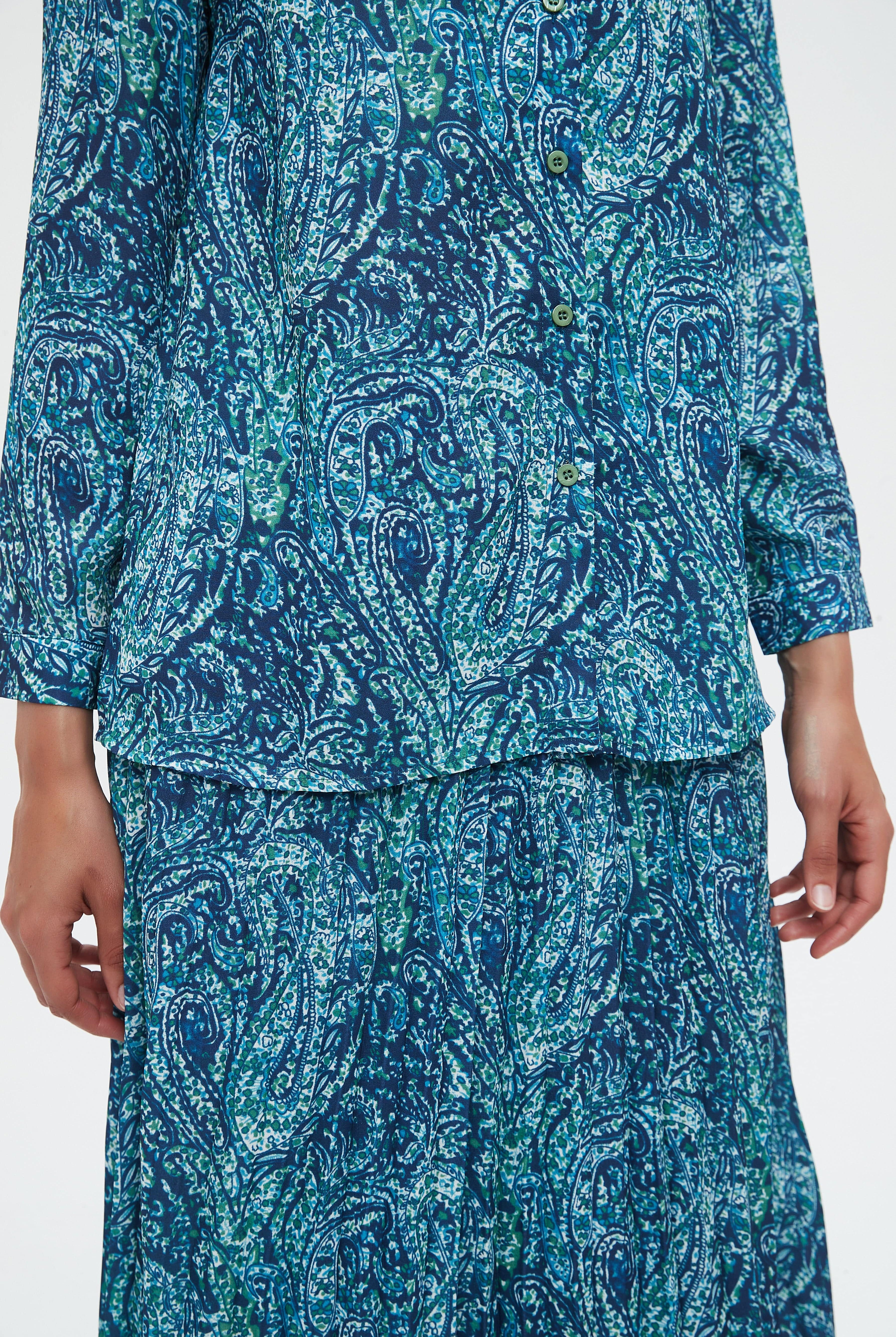 نتشي بلوزة نسائية منقوشة بكم طويل وأزرار أمامية