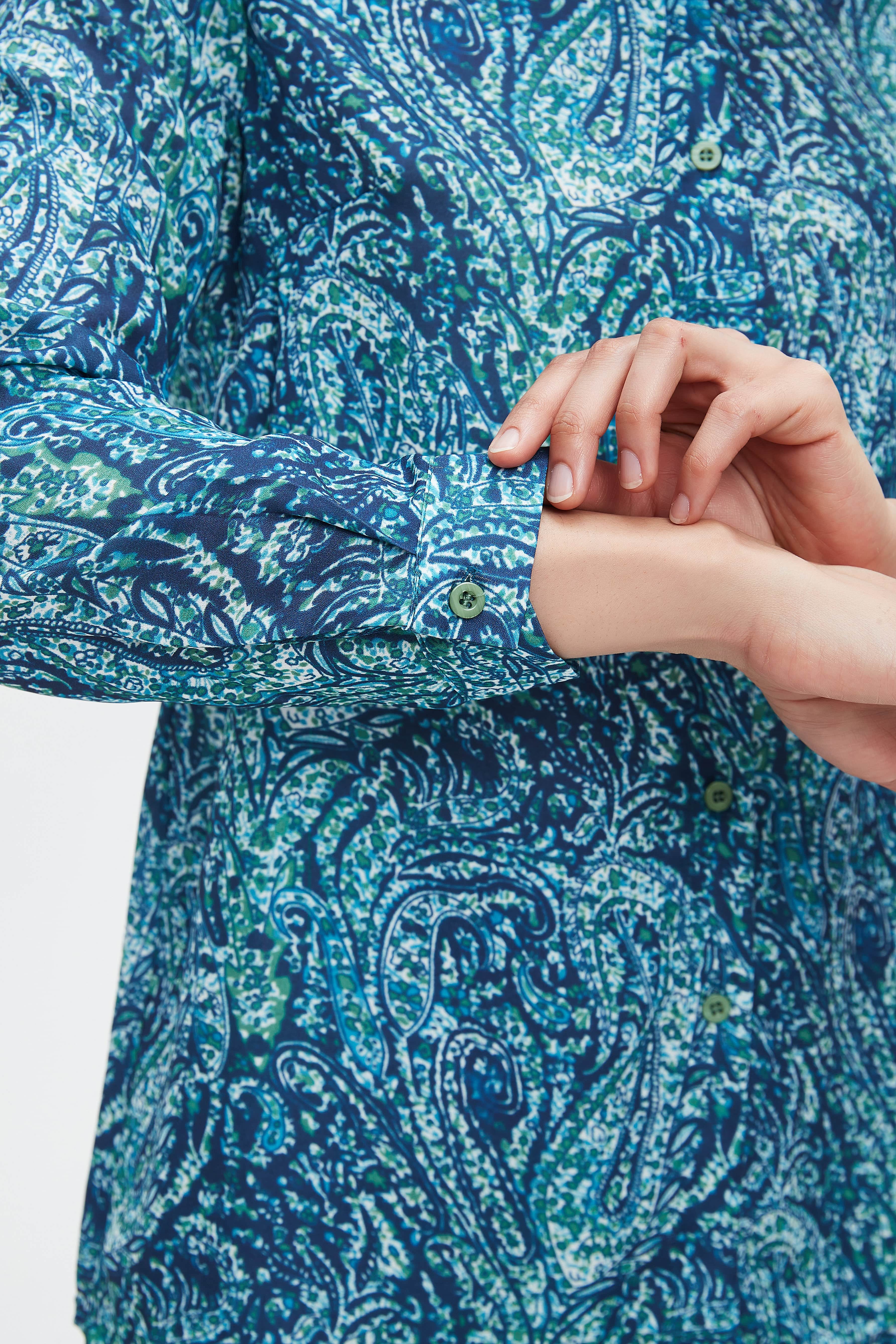 نتشي بلوزة نسائية منقوشة بكم طويل وأزرار أمامية