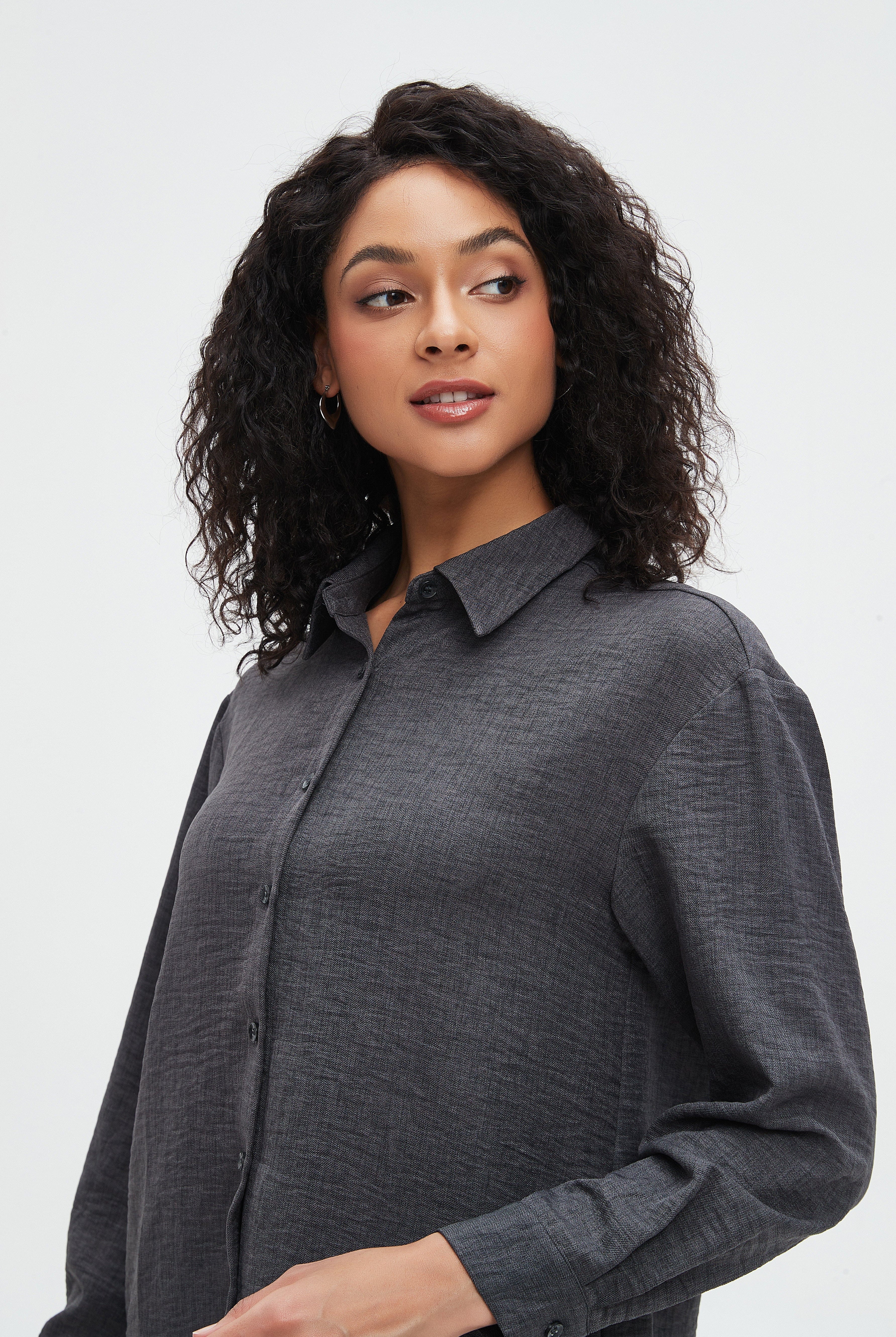 نتشي بلوزة نسائية سادة طويلة بكم طويل وأزرار أمامية