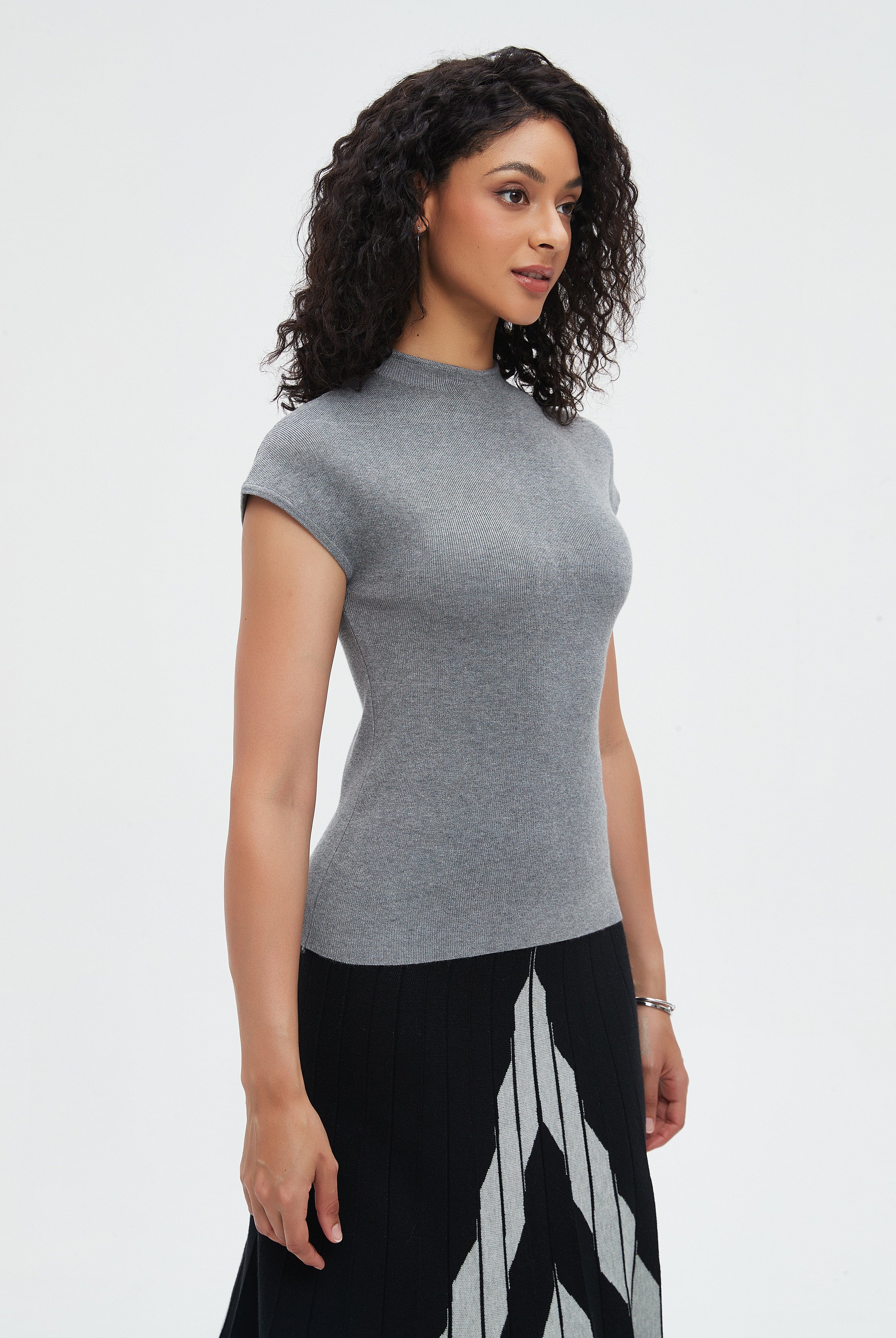 نتشي بلوزة نسائية بأكمام قصيرة