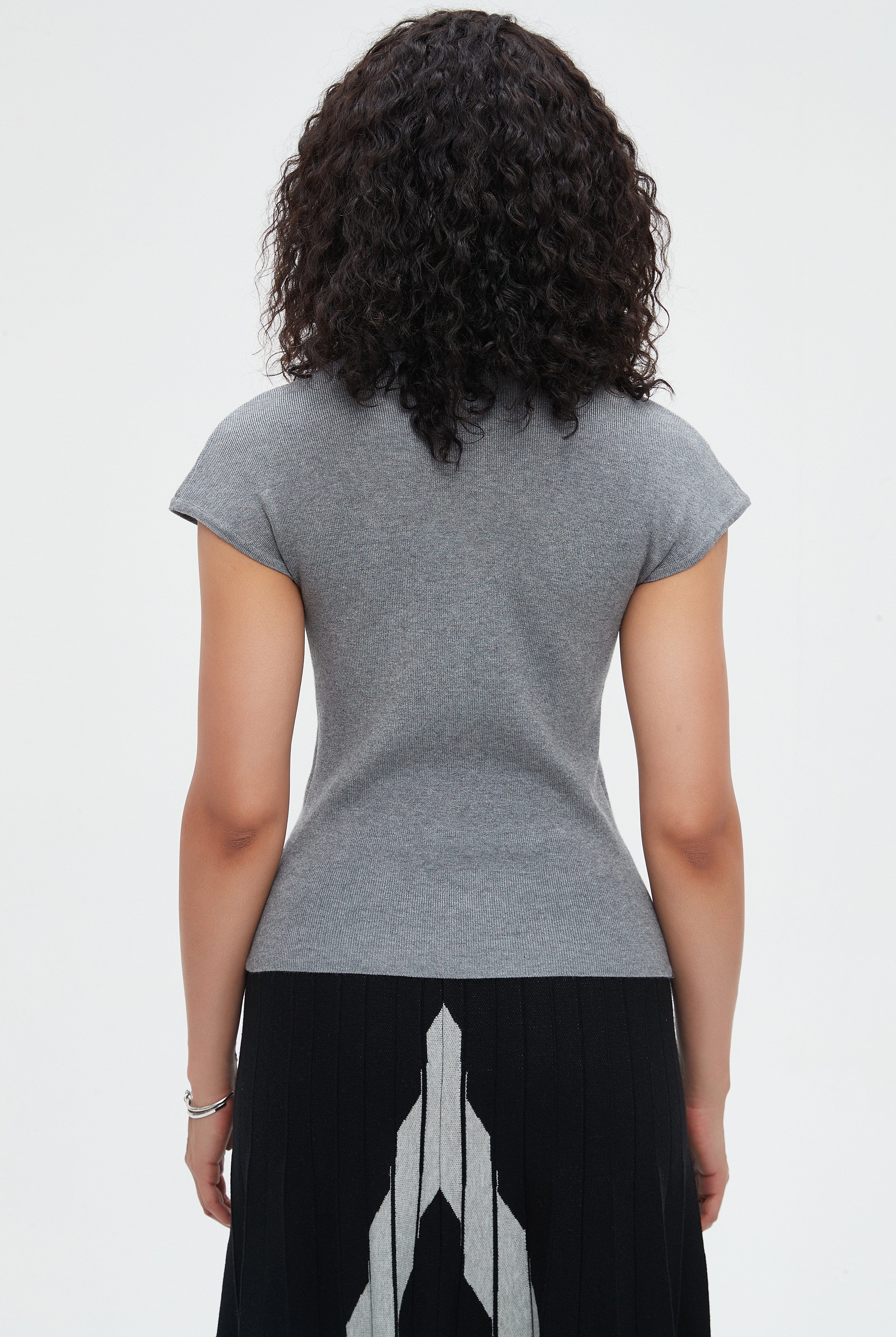 نتشي بلوزة نسائية بأكمام قصيرة