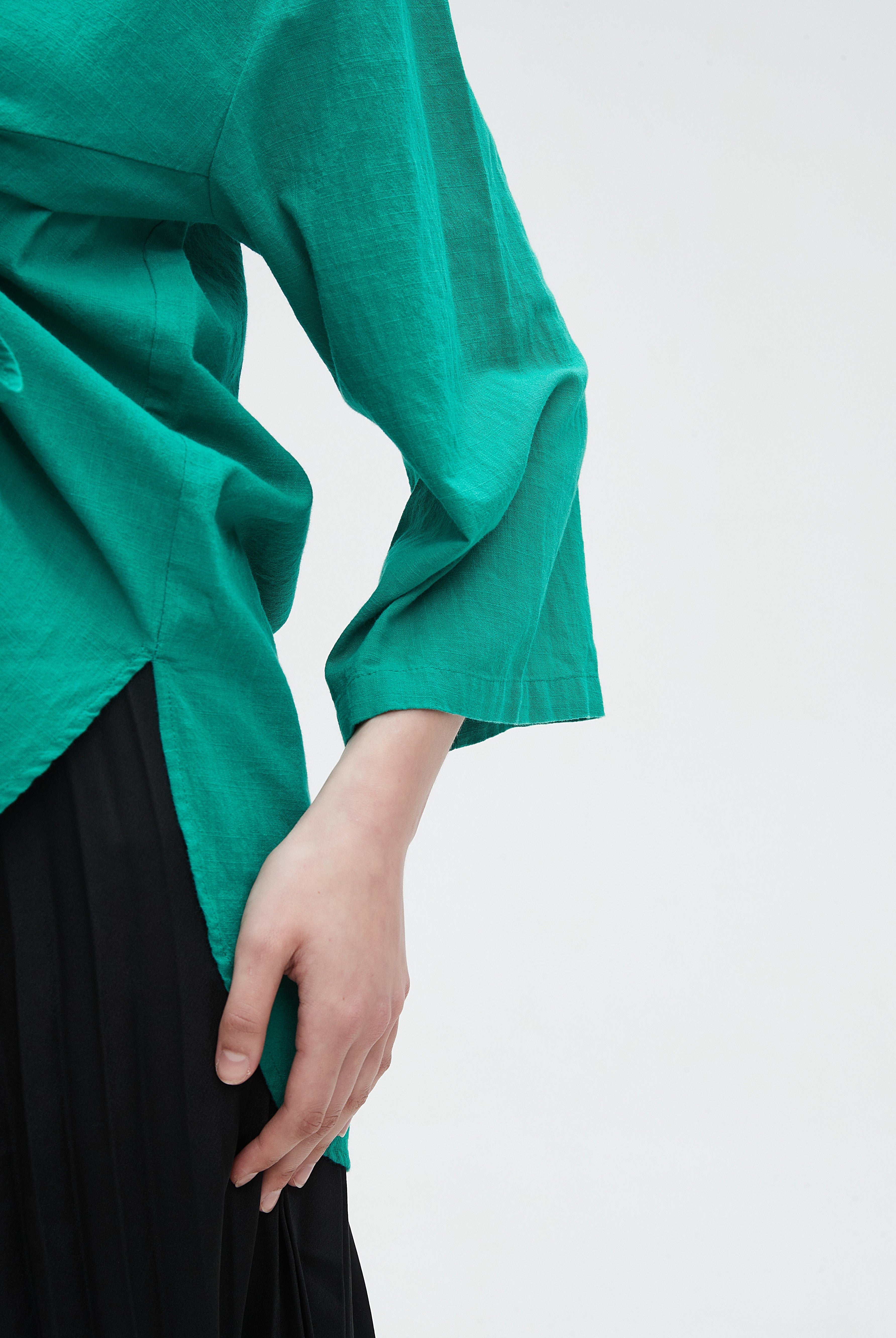 نتشي بلوزة نسائية 3/4 كم سادة برباط على الصدر