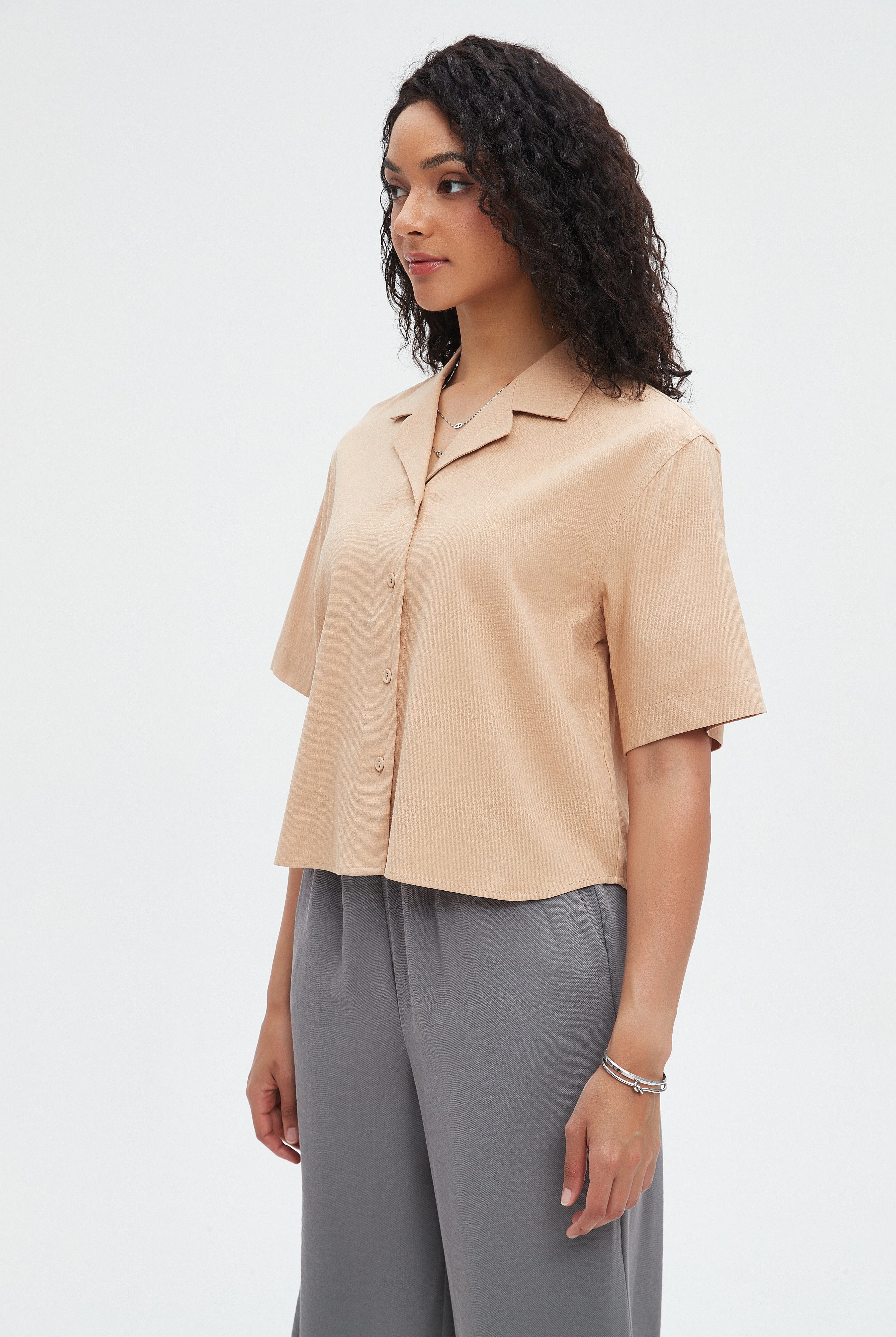 نتشي قميص سادة قصير بأزرار أمامية أكمام قصيرة