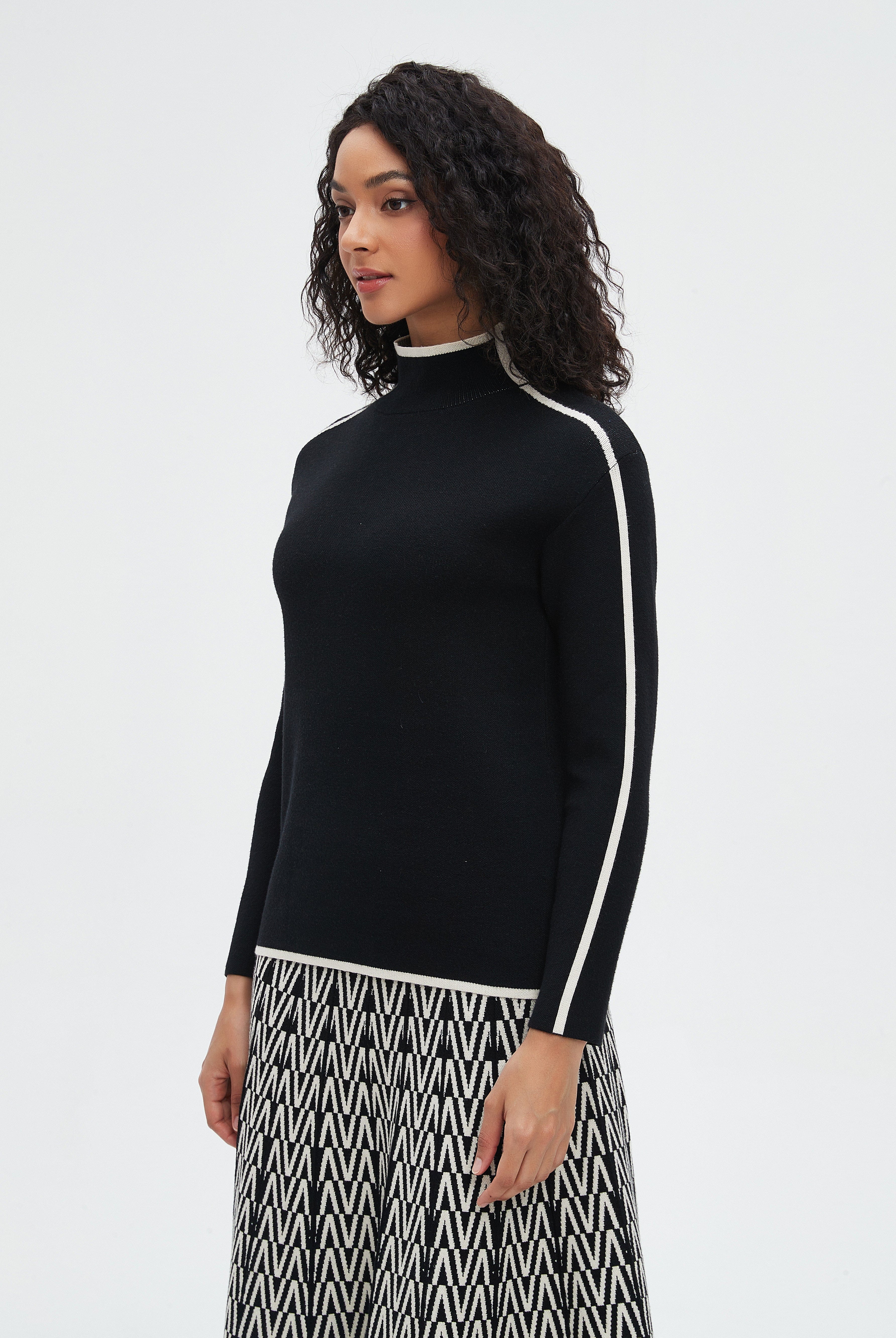 نتشي بلوزة نسائية كم طويل ورقبه عاليه بخط عالكم