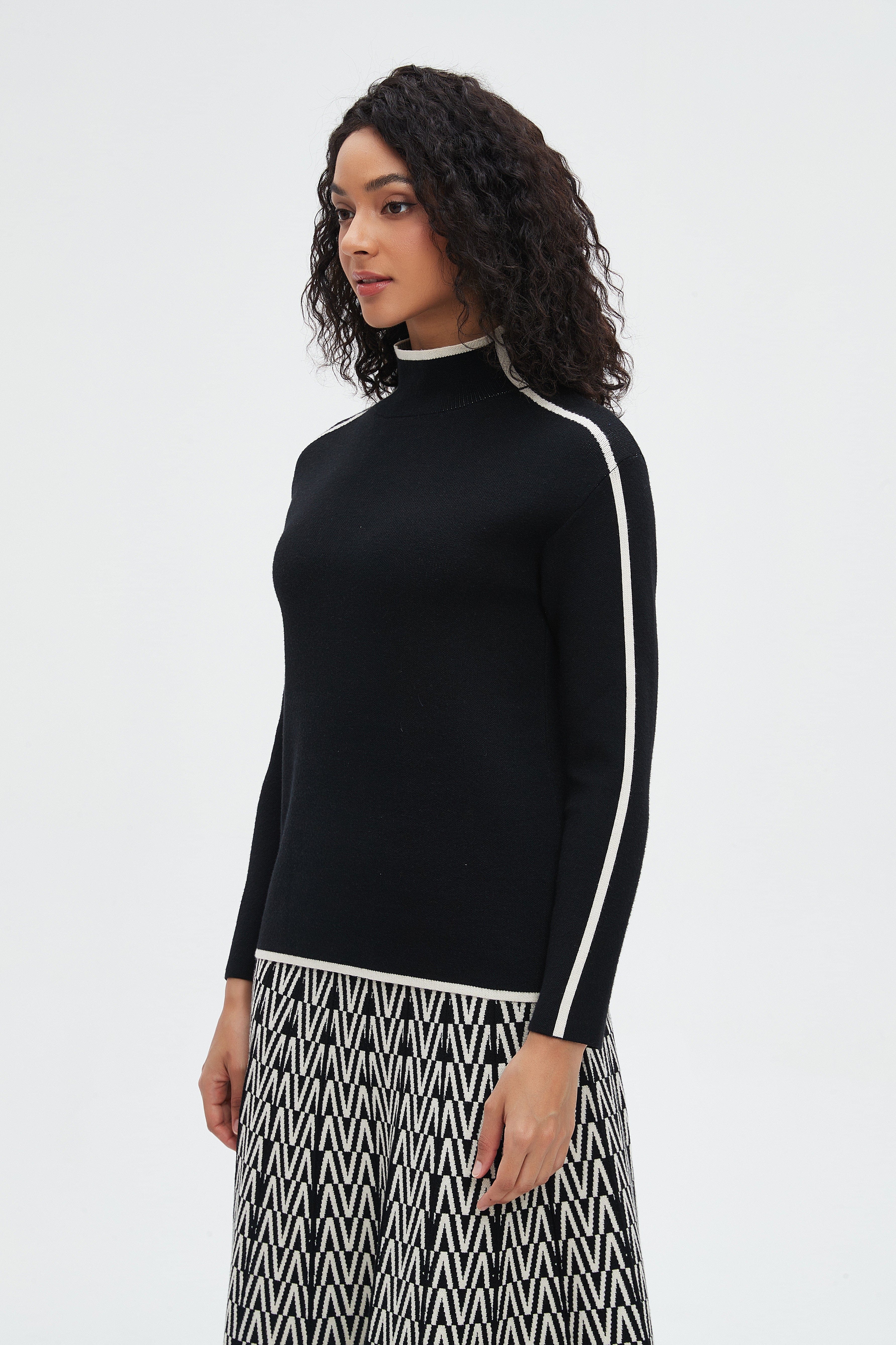 نتشي بلوزة نسائية كم طويل ورقبه عاليه بخط عالكم